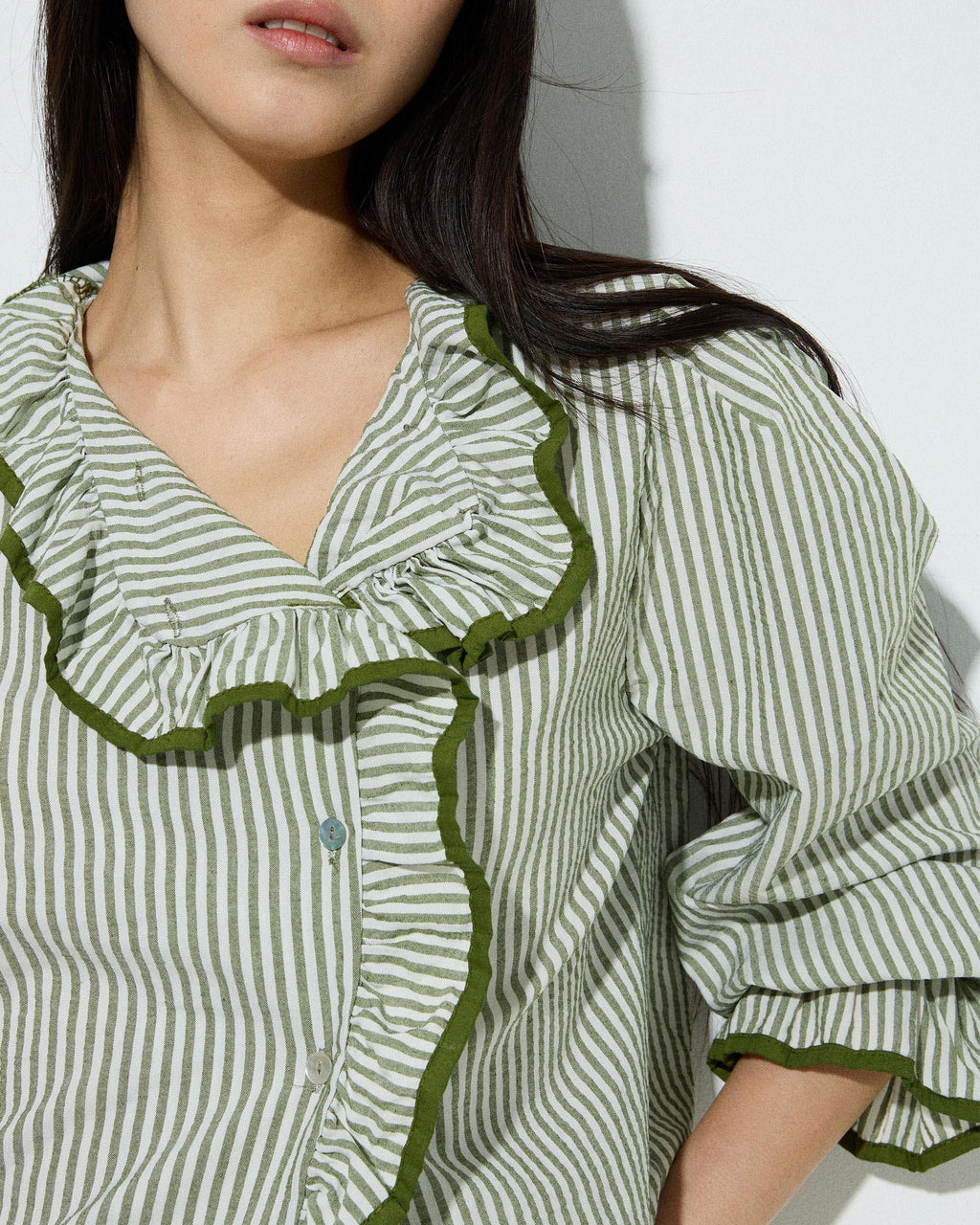 Camisa Volante Lateral Ribete Verde