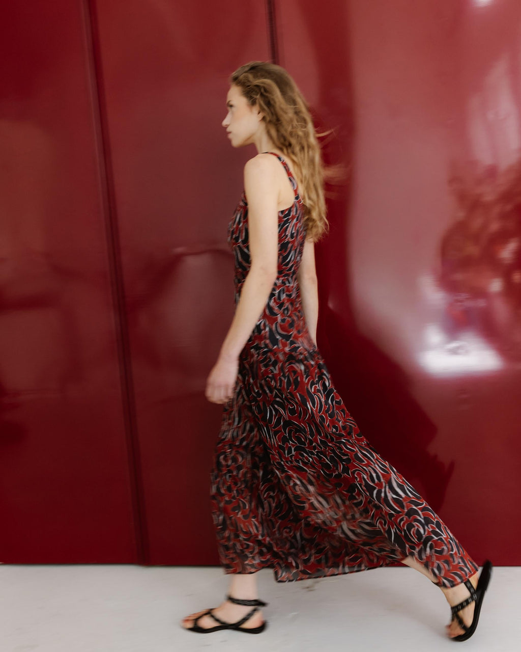 Vestido Tirantes Cortes Estampado Granate