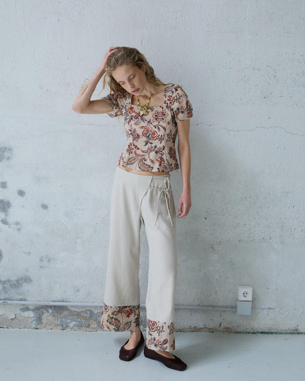 Pantalón Lazadas Bajo Estampado Beige