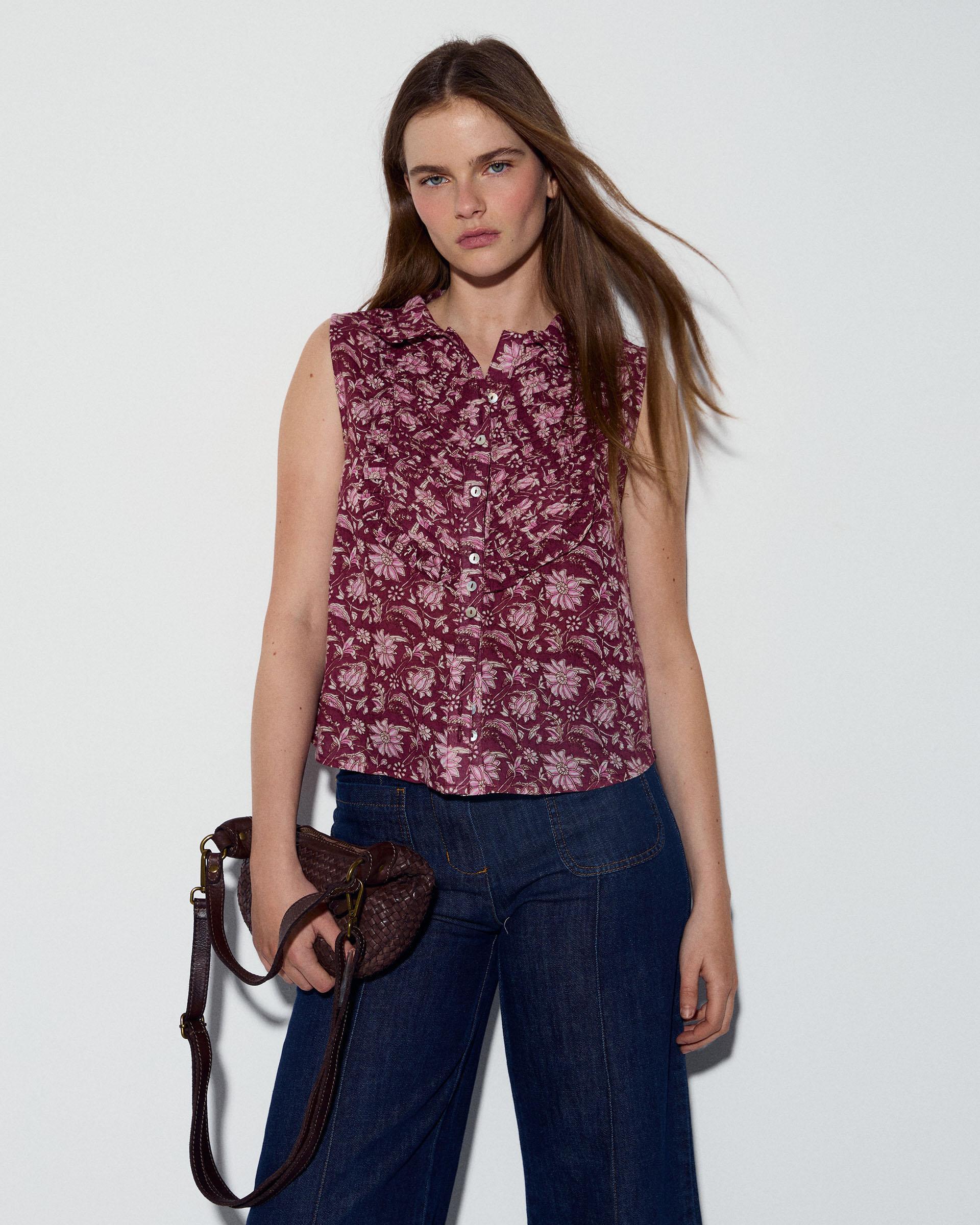 Blusa Sin Mangas Pechera Estampado Floral Granate