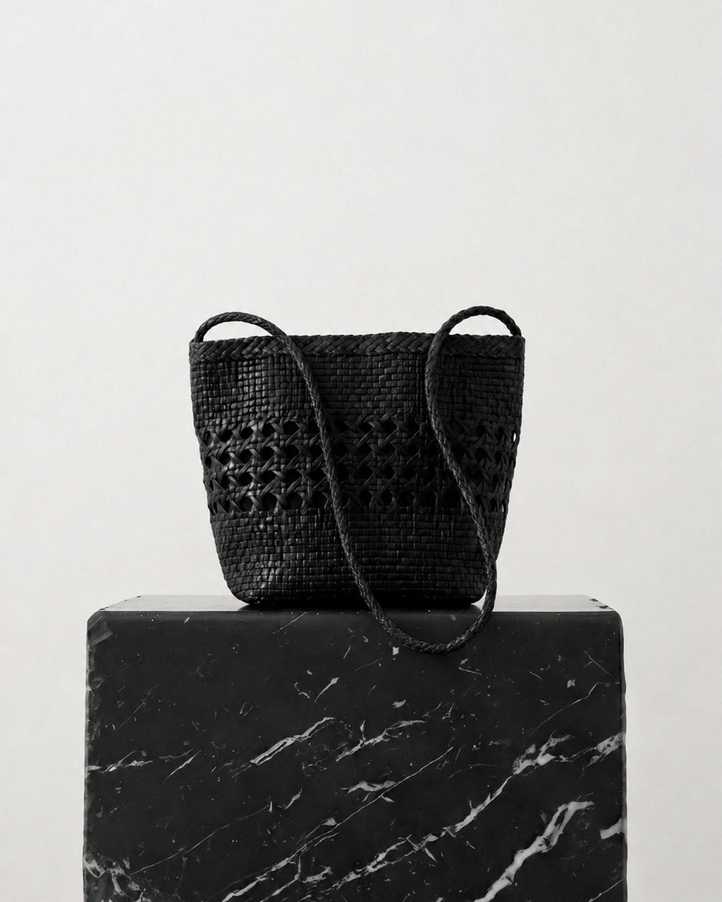 Bolso Bucket Piel Trenzada Negro