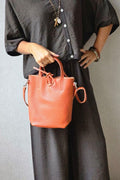 Bolso pequeño  tipo cubo de piel naranja