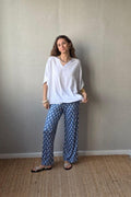 Pantalón estampado fuego con bolsillos azul jeans