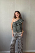 Pantalón estampado fuego con bolsillos caqui