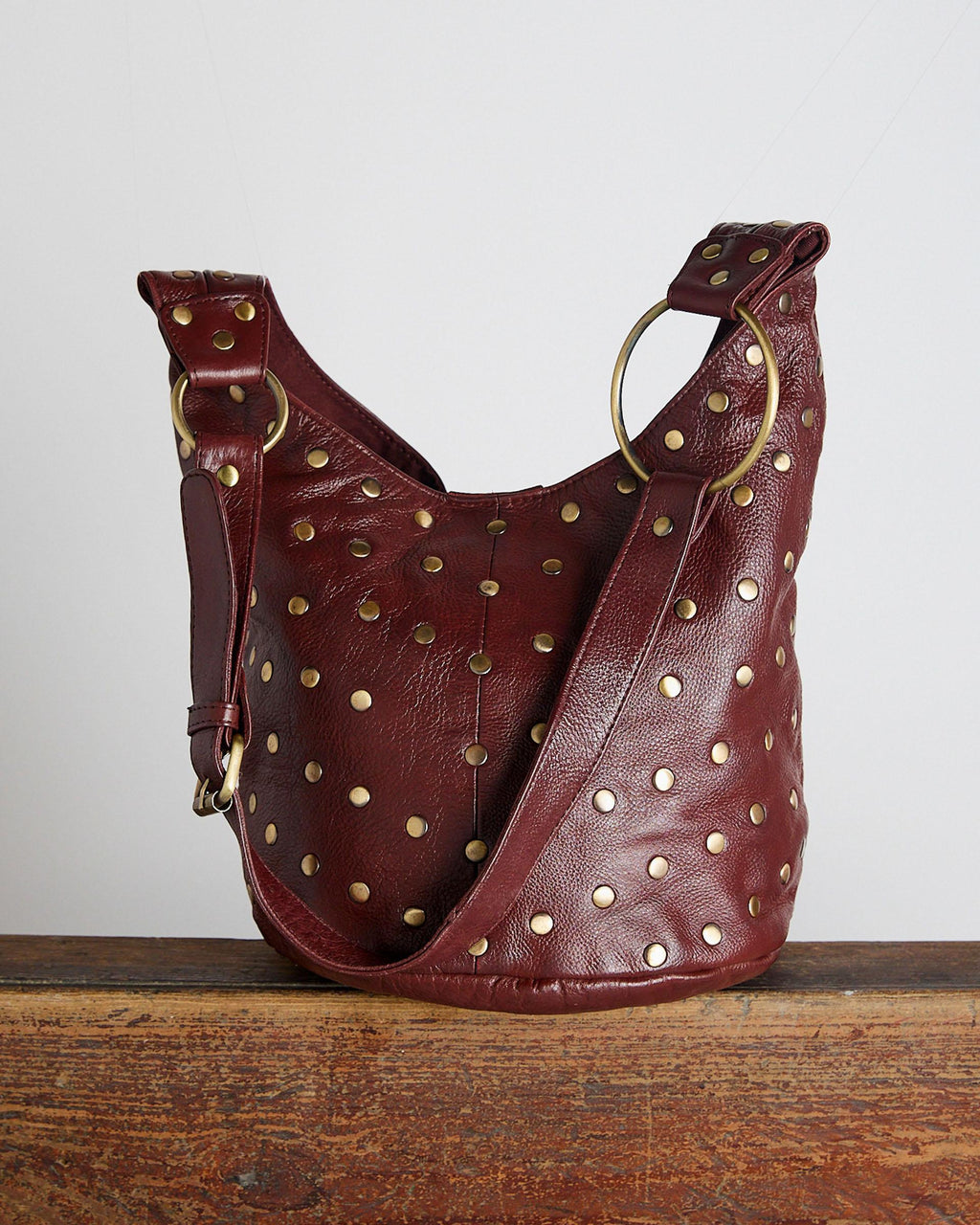 Bolso Piel Bucket Tachuelas Burdeos