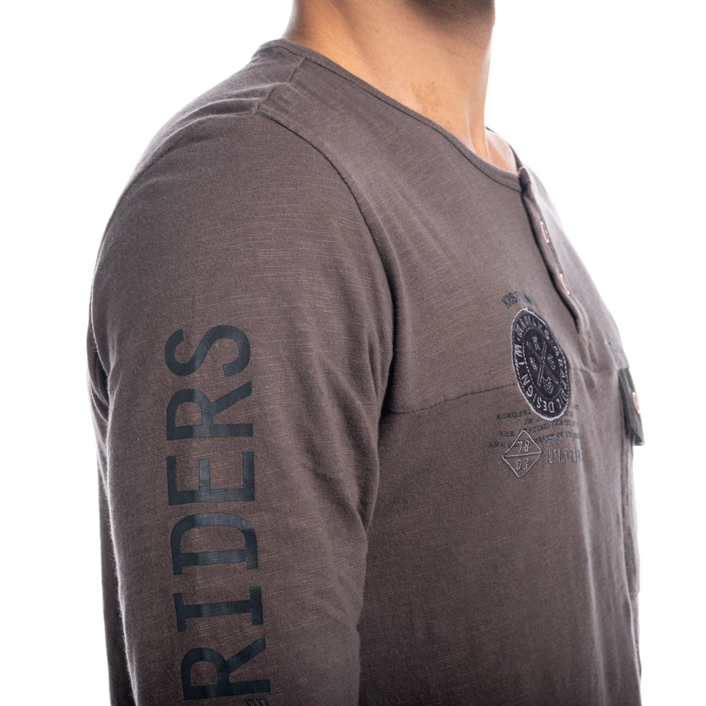 Camiseta Manga Larga Hombre Efecto Lavado Bolsillo y Escudo – Koroshi 1821ML14