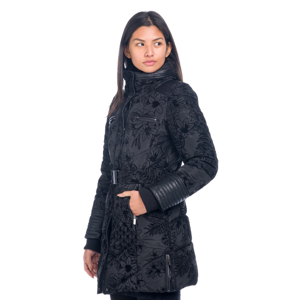 Parka Larga Acolchada Mujer Flocado Floral con Cinturón – Koroshi 1822JA24