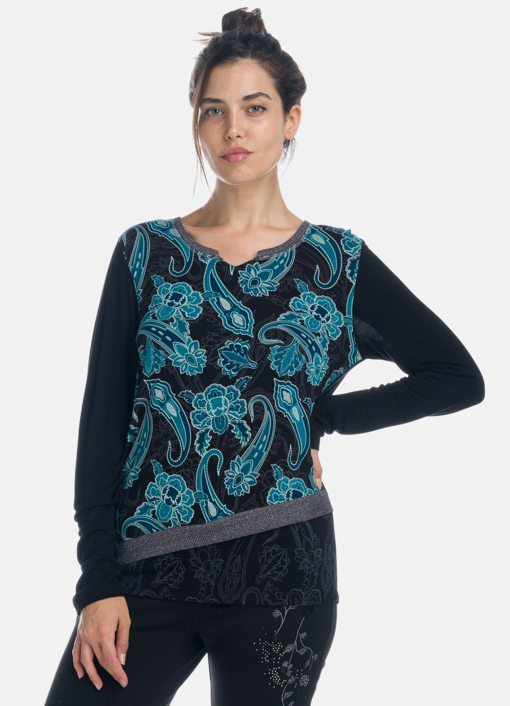 Camiseta Manga Larga Mujer Estampado Paisley Escote Corazón – Koroshi 1922ML86