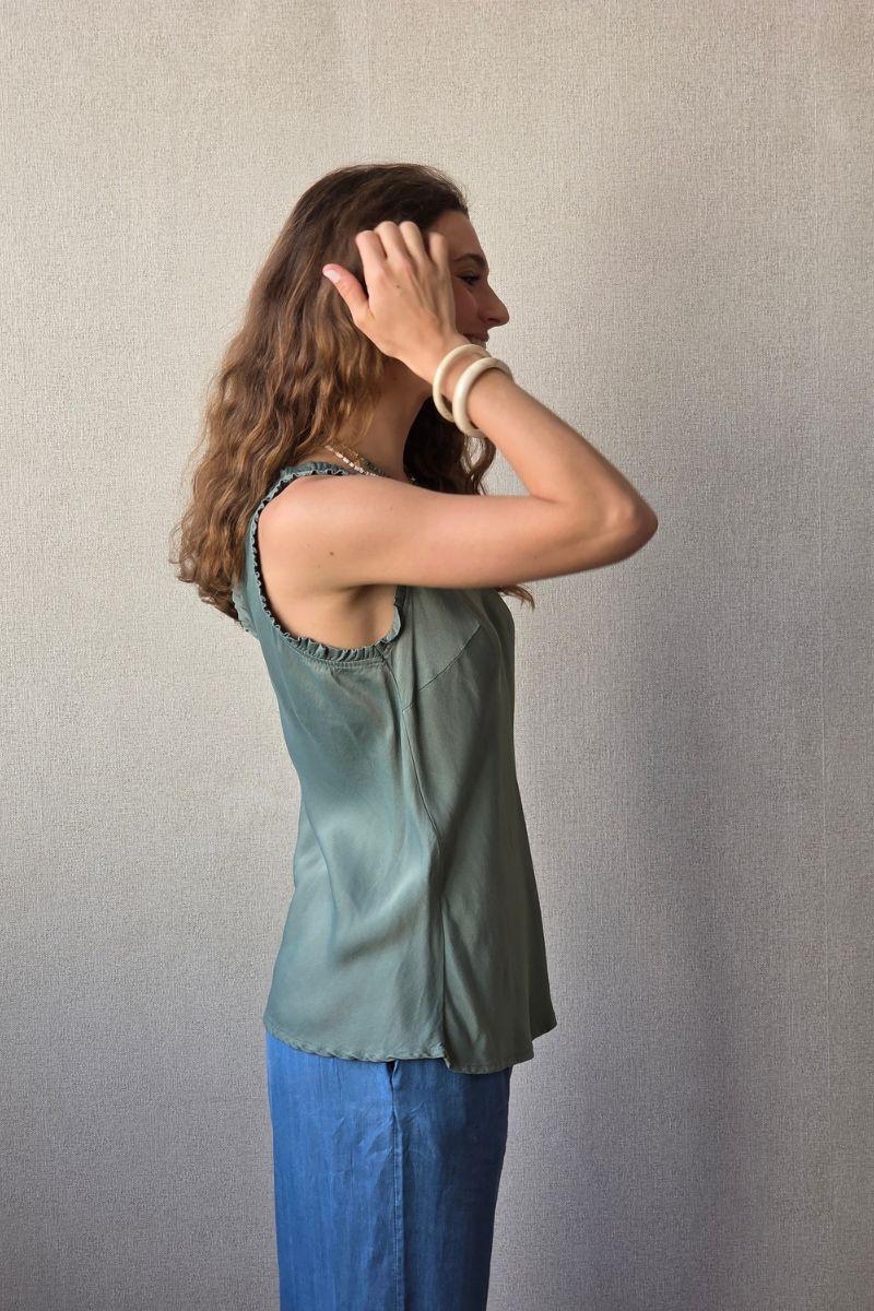 Top raso cuello pico volantes caqui
