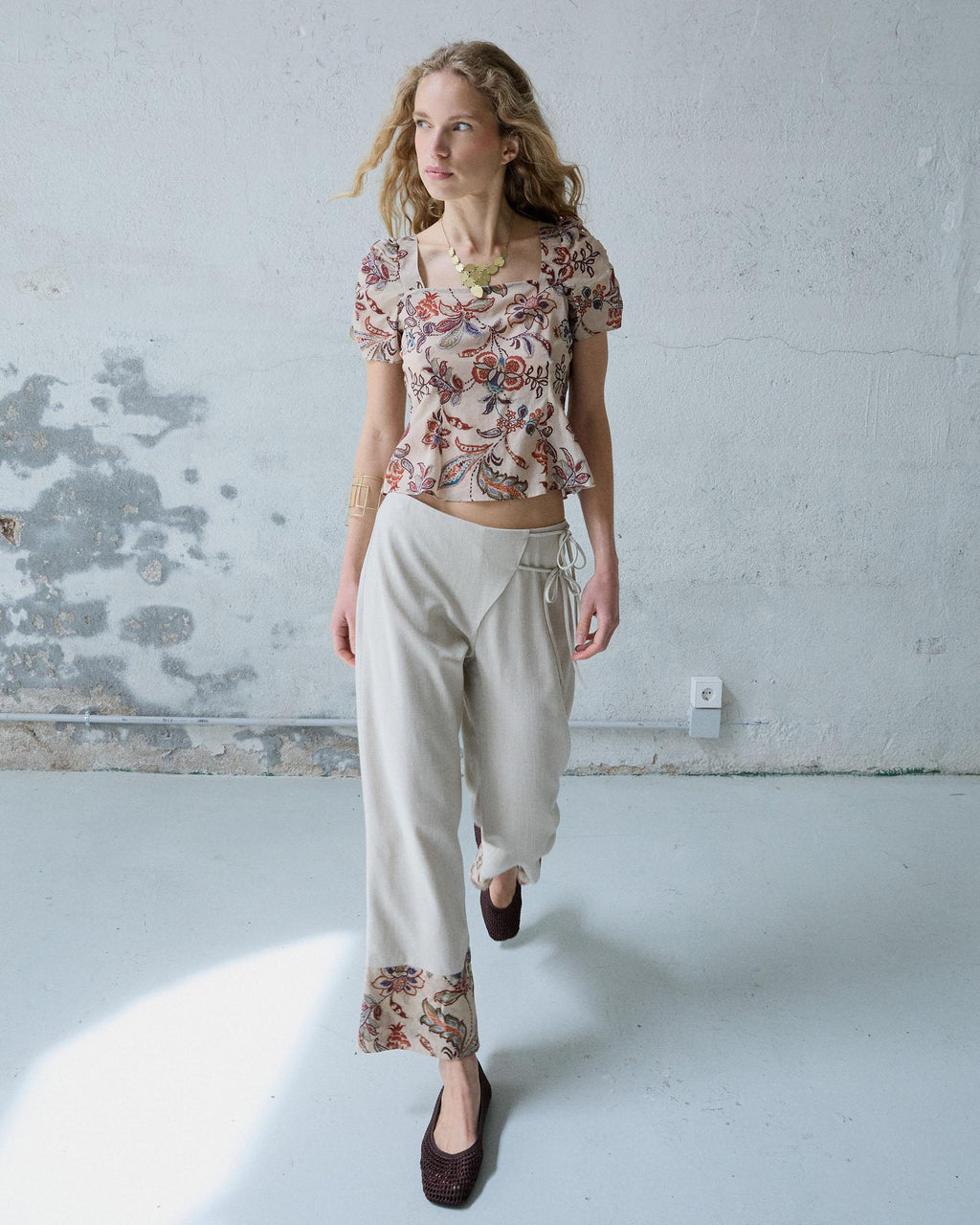 Pantalón Lazadas Bajo Estampado Beige