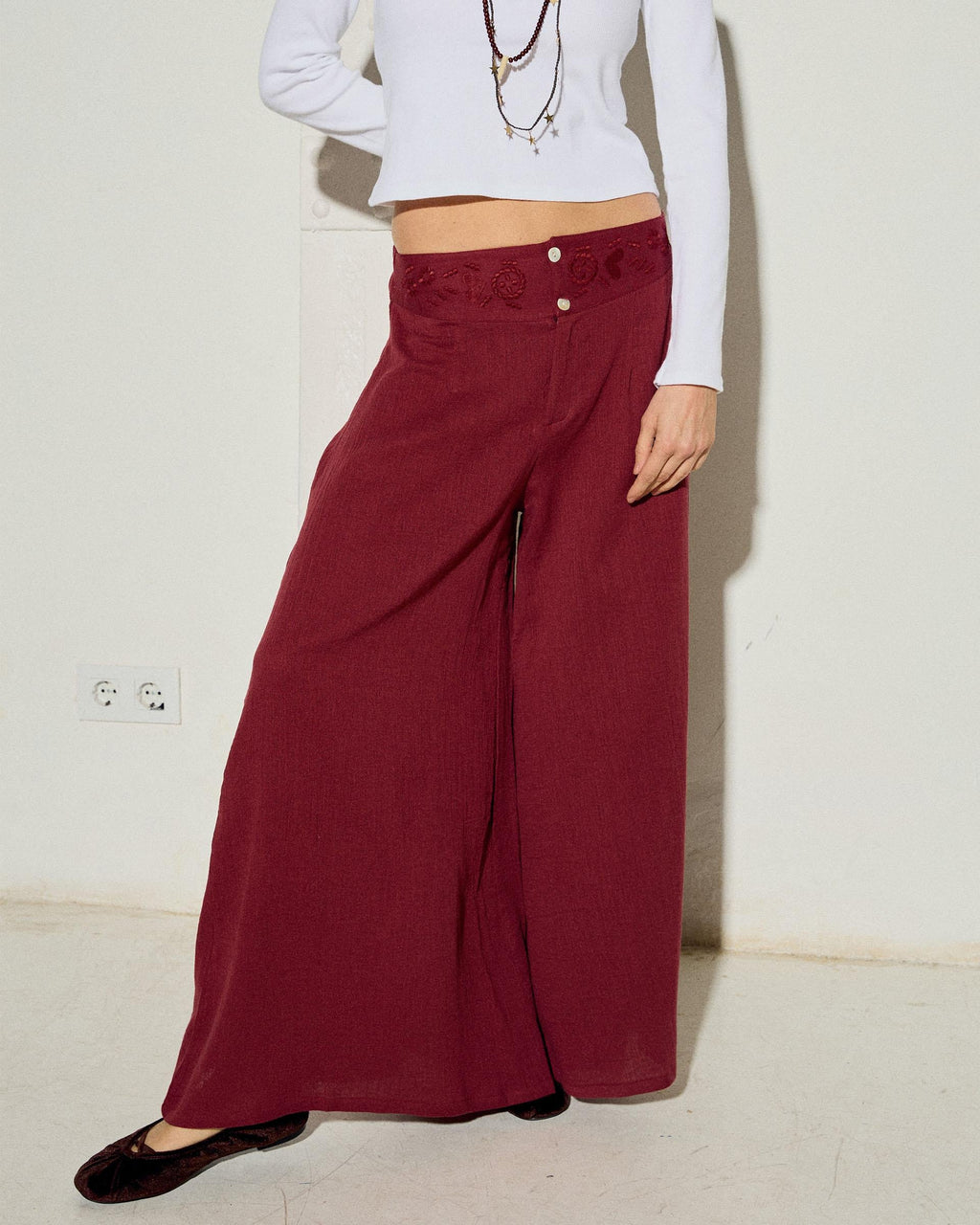 Pantalón Bordados Cinturilla Granate