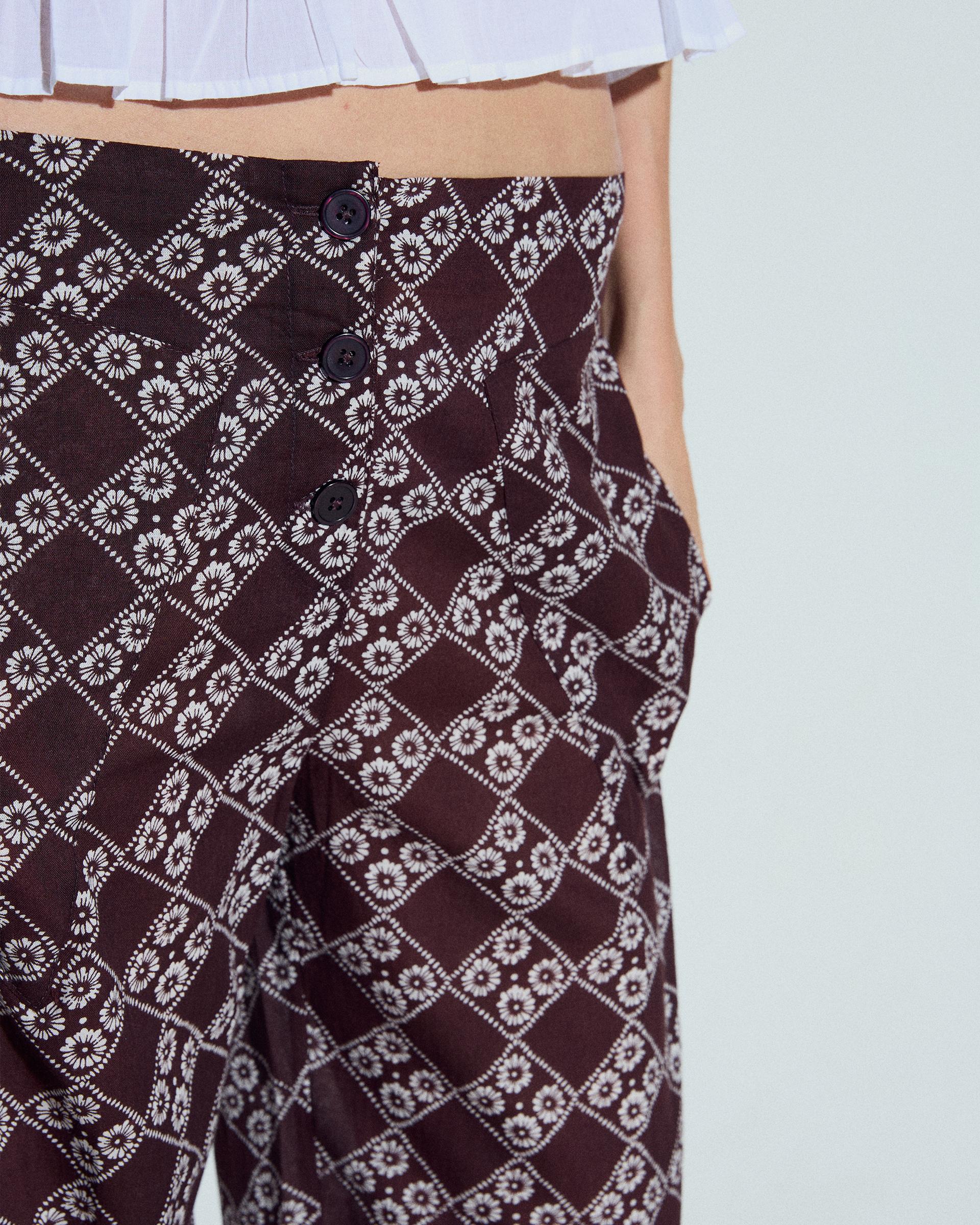Pantalón Fluido Triple Botón Estampado Floral Marrón
