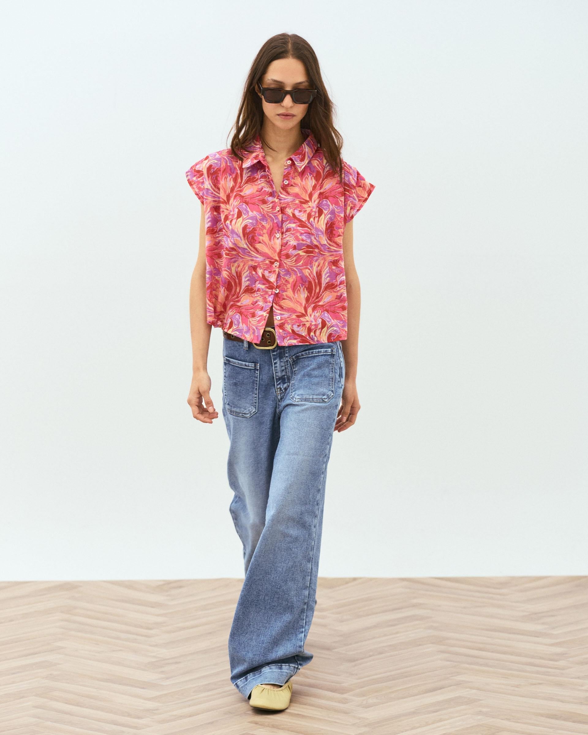 Camisa Sin Mangas Pliegues Estampado Floral Fucsia