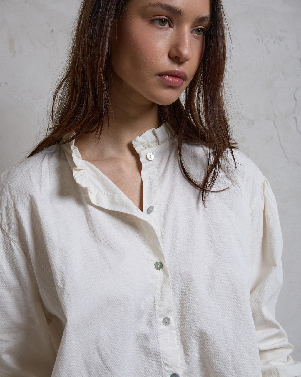 Blusa Detalle Volante Cuello Crudo