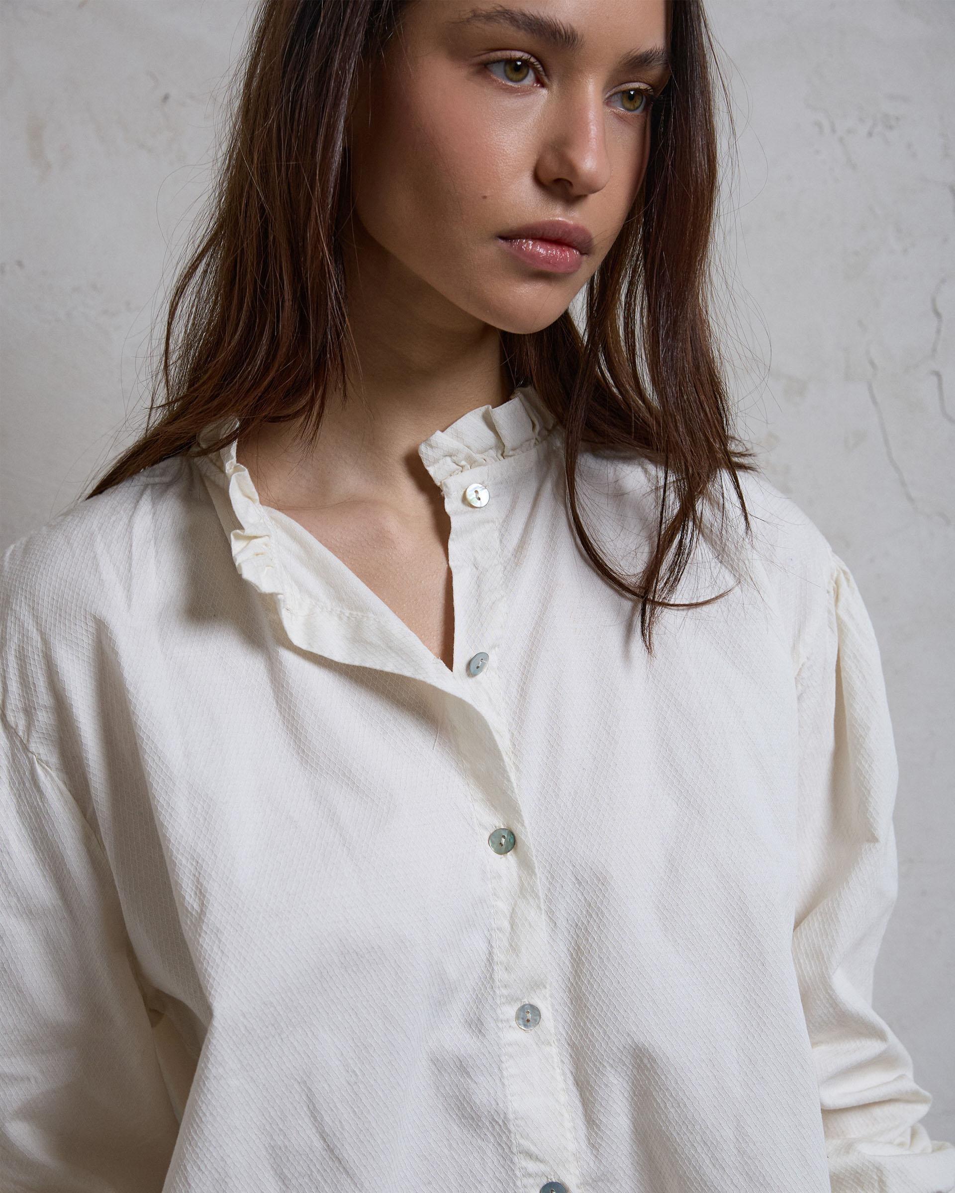 Blusa Detalle Volante Cuello Crudo