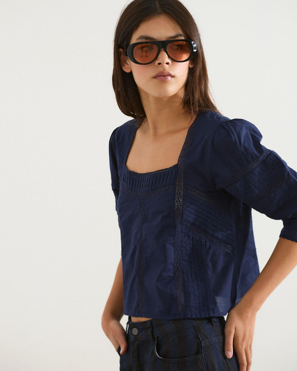 Blusa Escote Cuadrado Puntillas Azul Marino