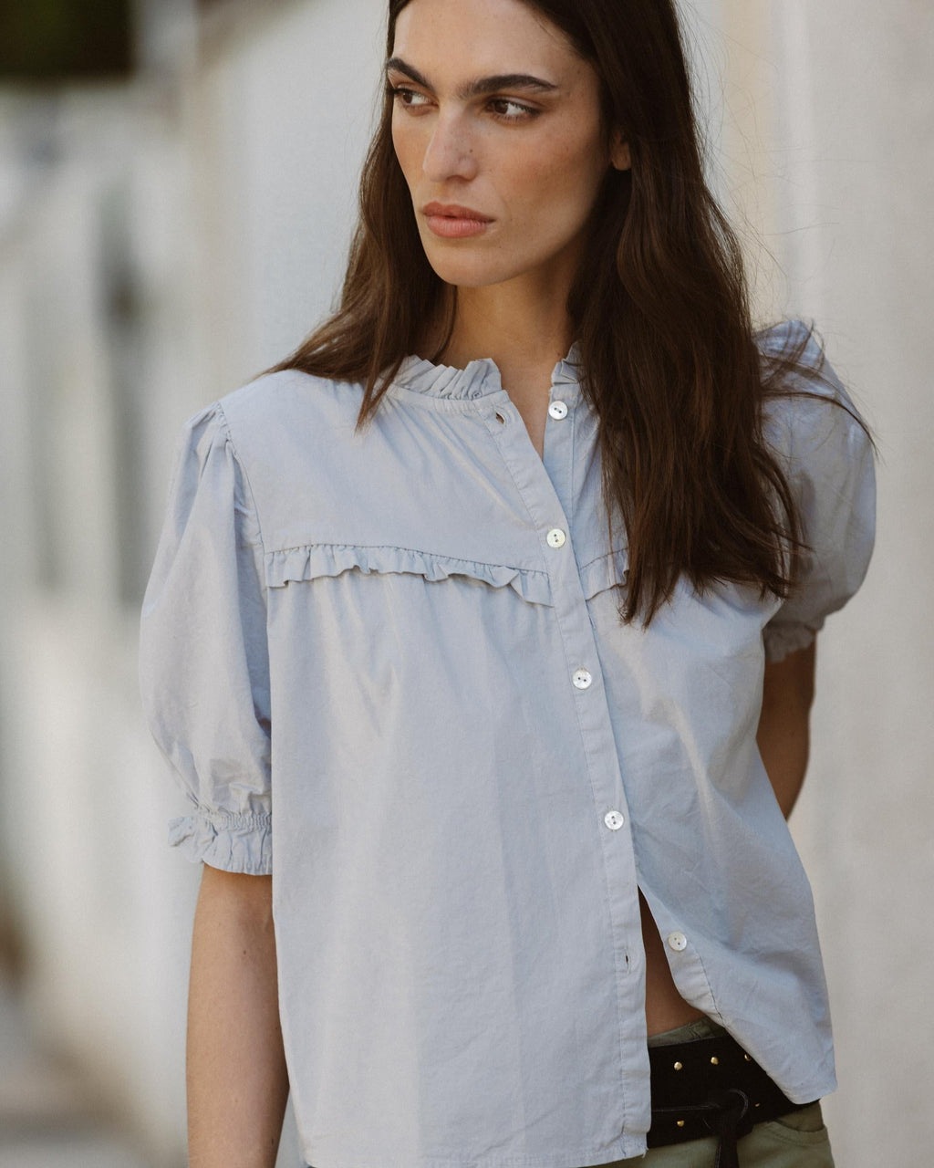 Blusa Manga Abullonada Canesú Pico Volantes Gris