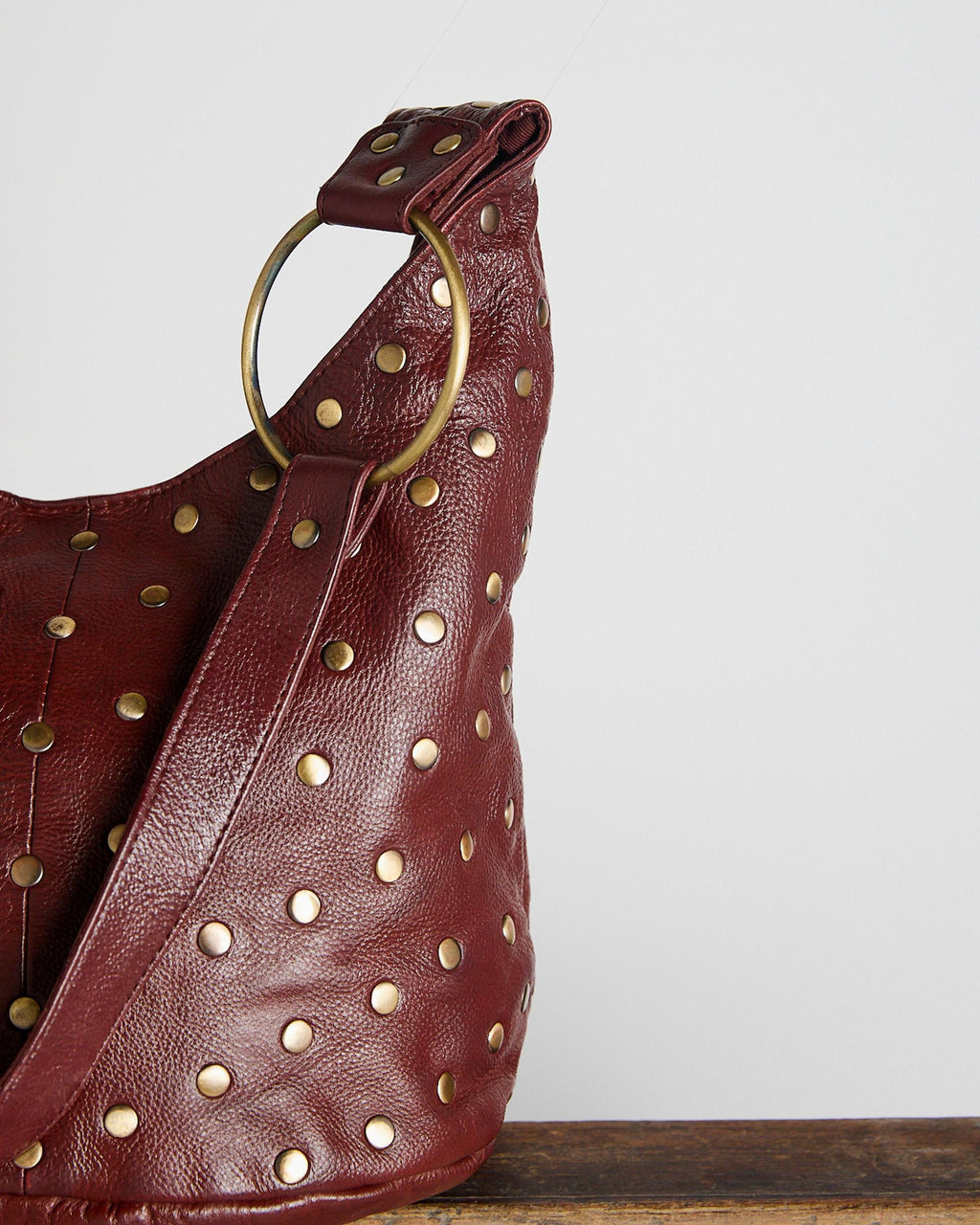 Bolso Piel Bucket Tachuelas Burdeos