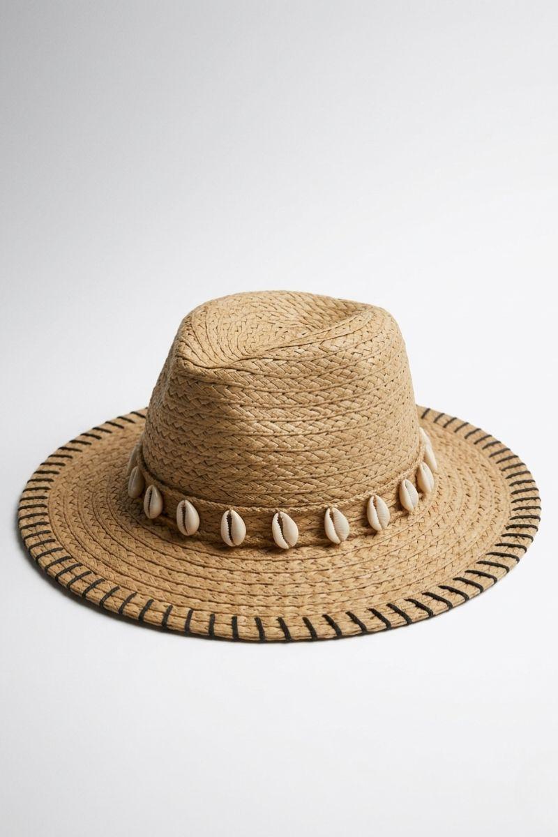 Sombrero de conchas naturales con detalles en negro