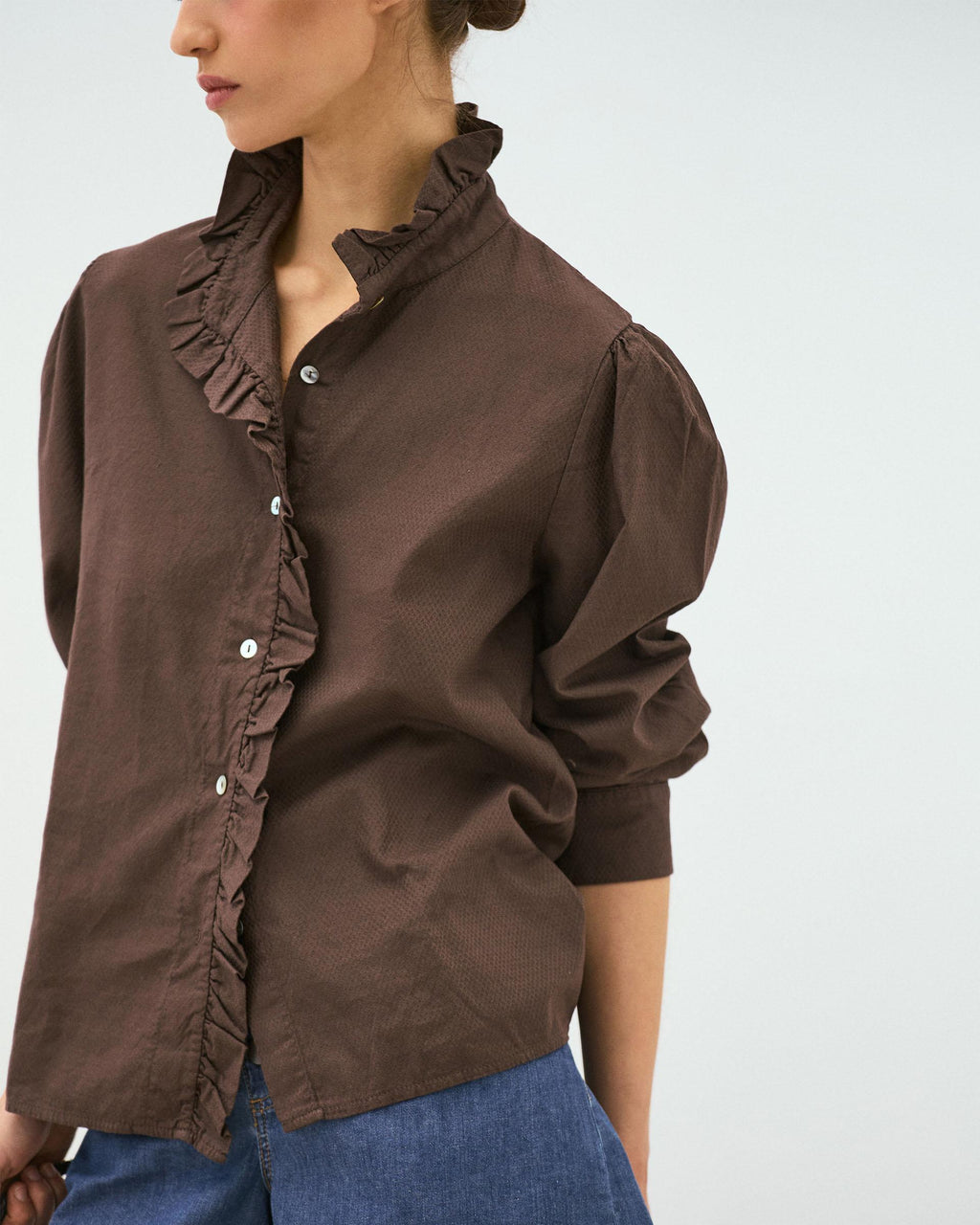 Blusa Cuello Subido Botones Volante Marrón