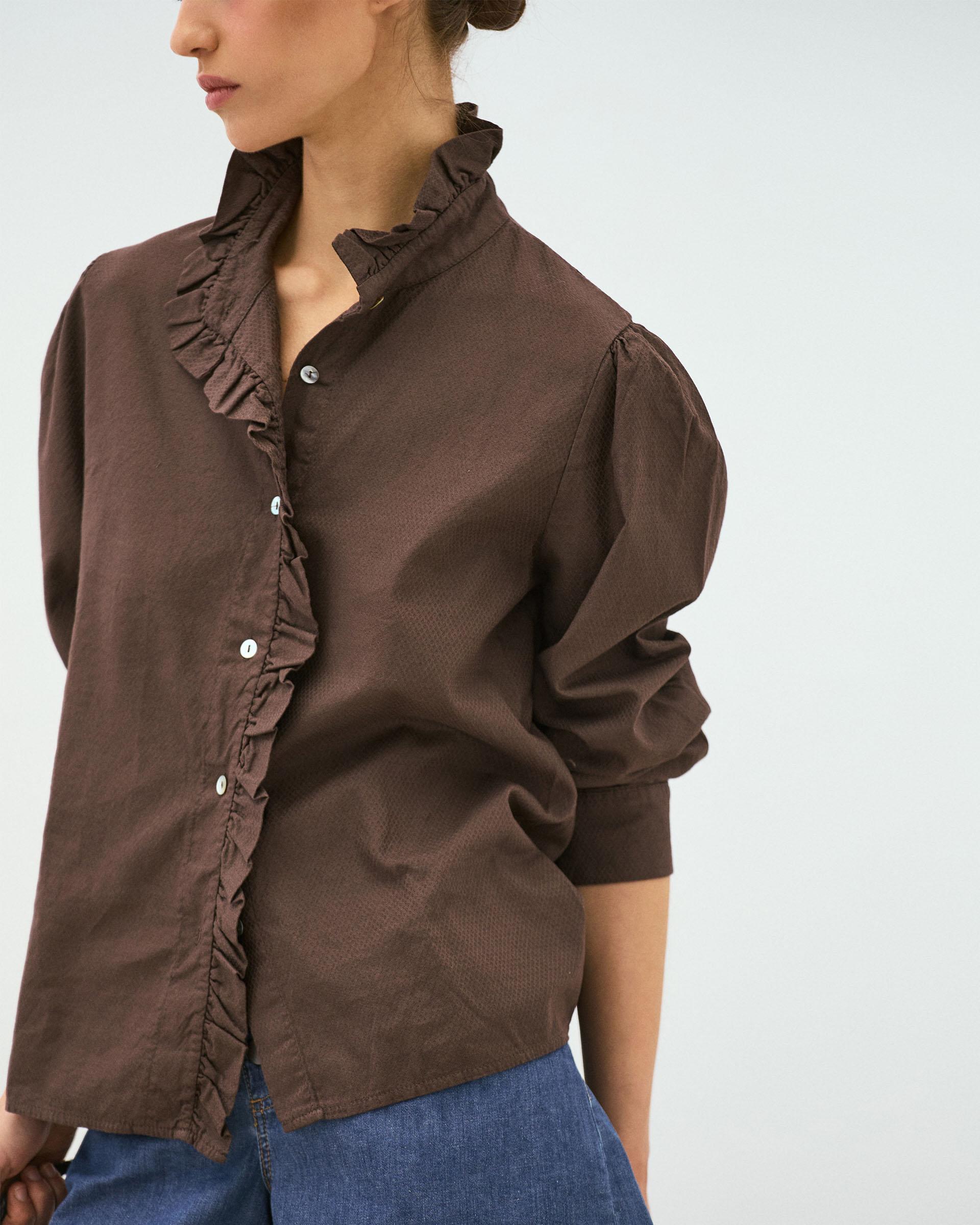Blusa Cuello Subido Botones Volante Marrón