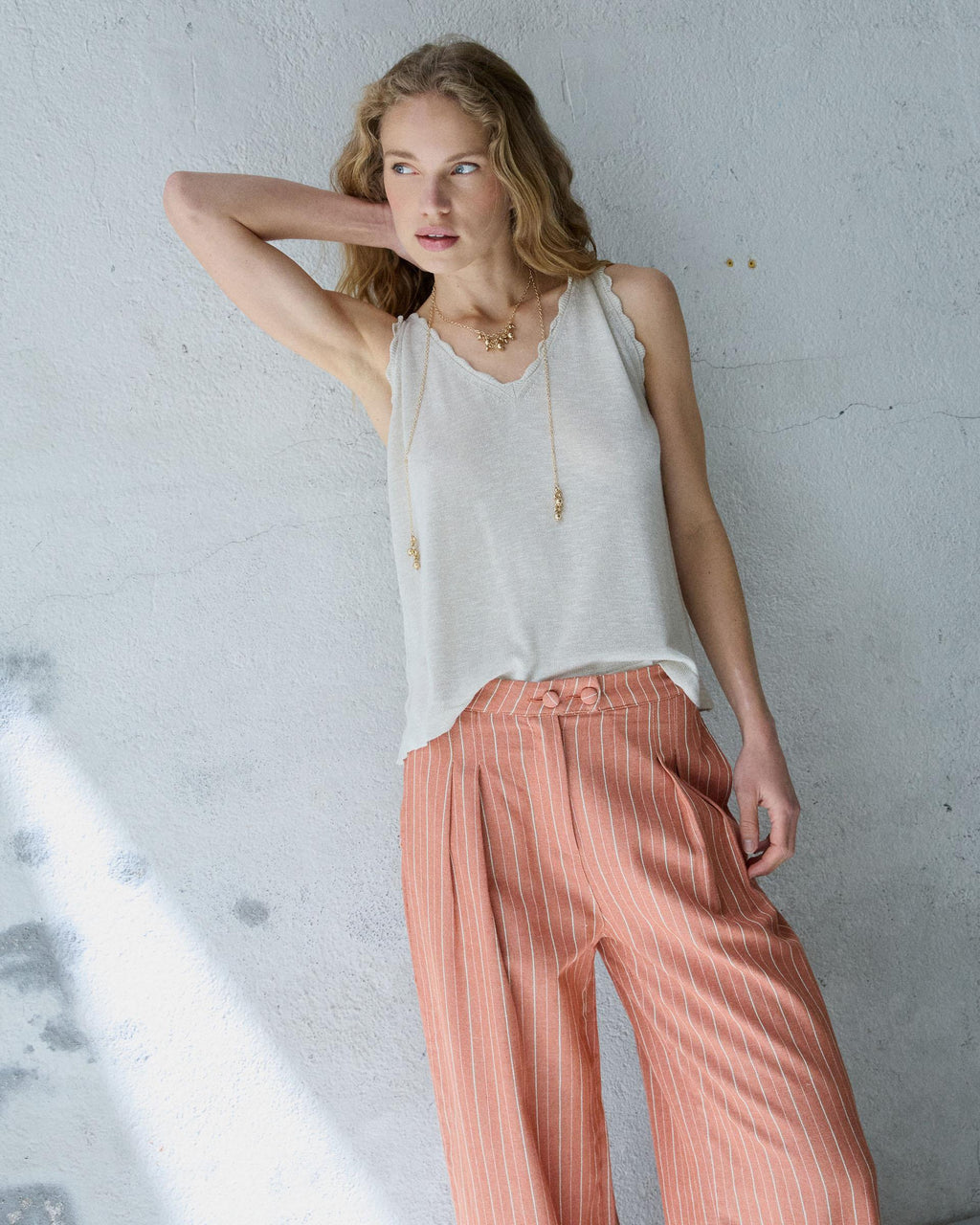 Top Punto Detalles Ondulados Beige