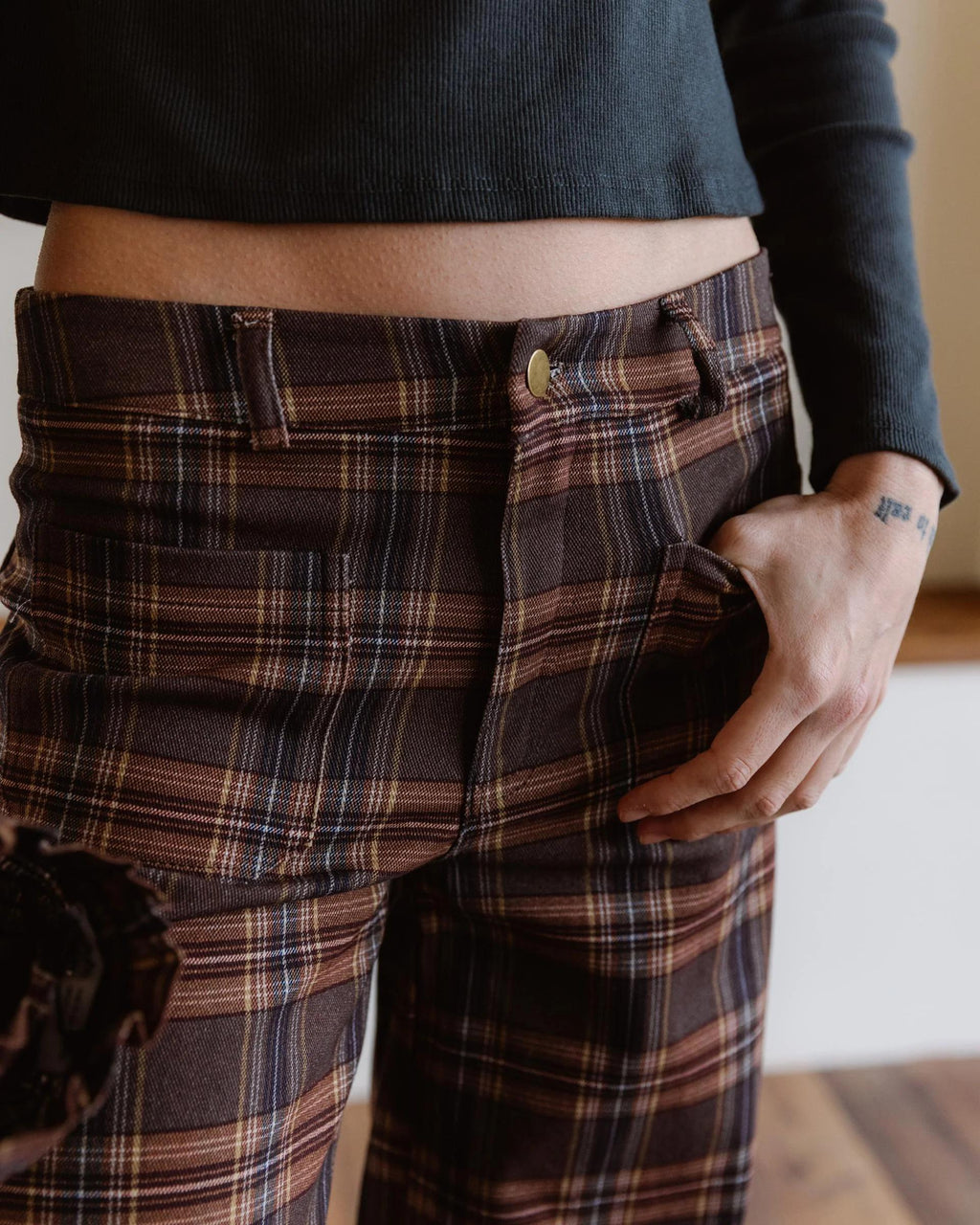Pantalón Cuadros Bolsillos Plastón Marrón