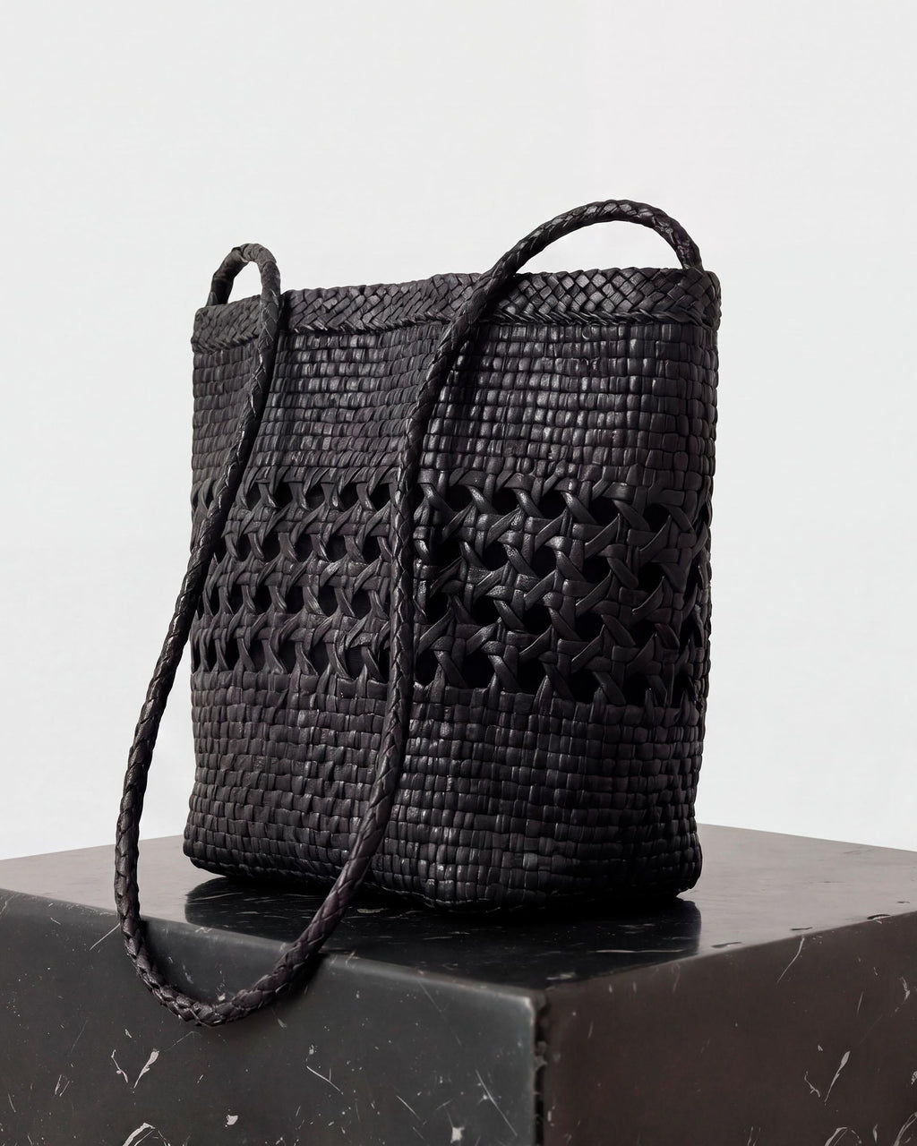 Bolso Bucket Piel Trenzada Negro