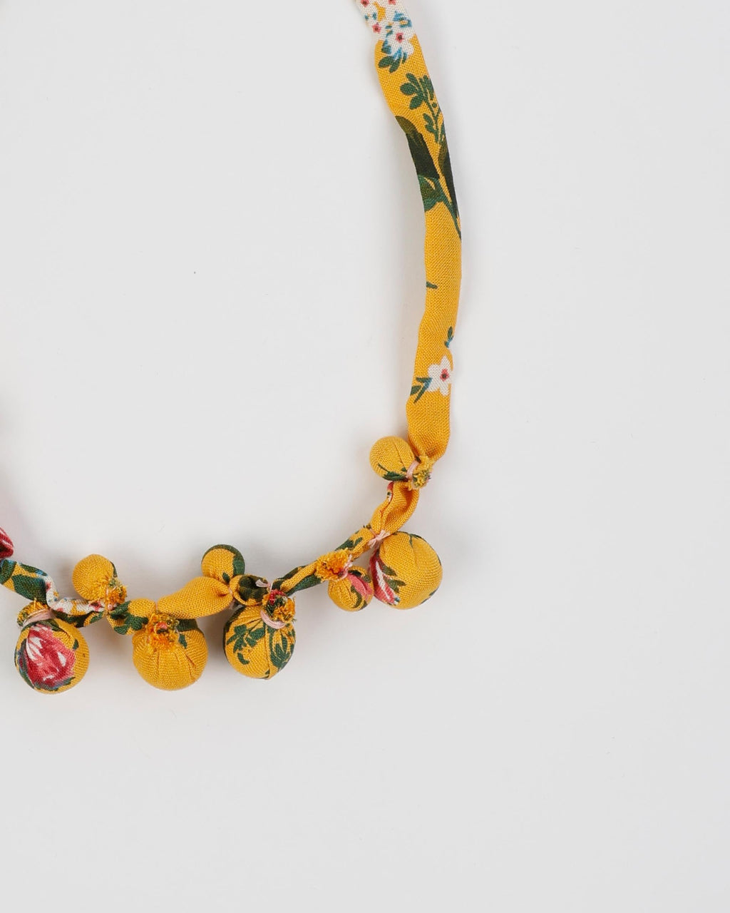 Collar Estampado Flores Bolitas Amarillo