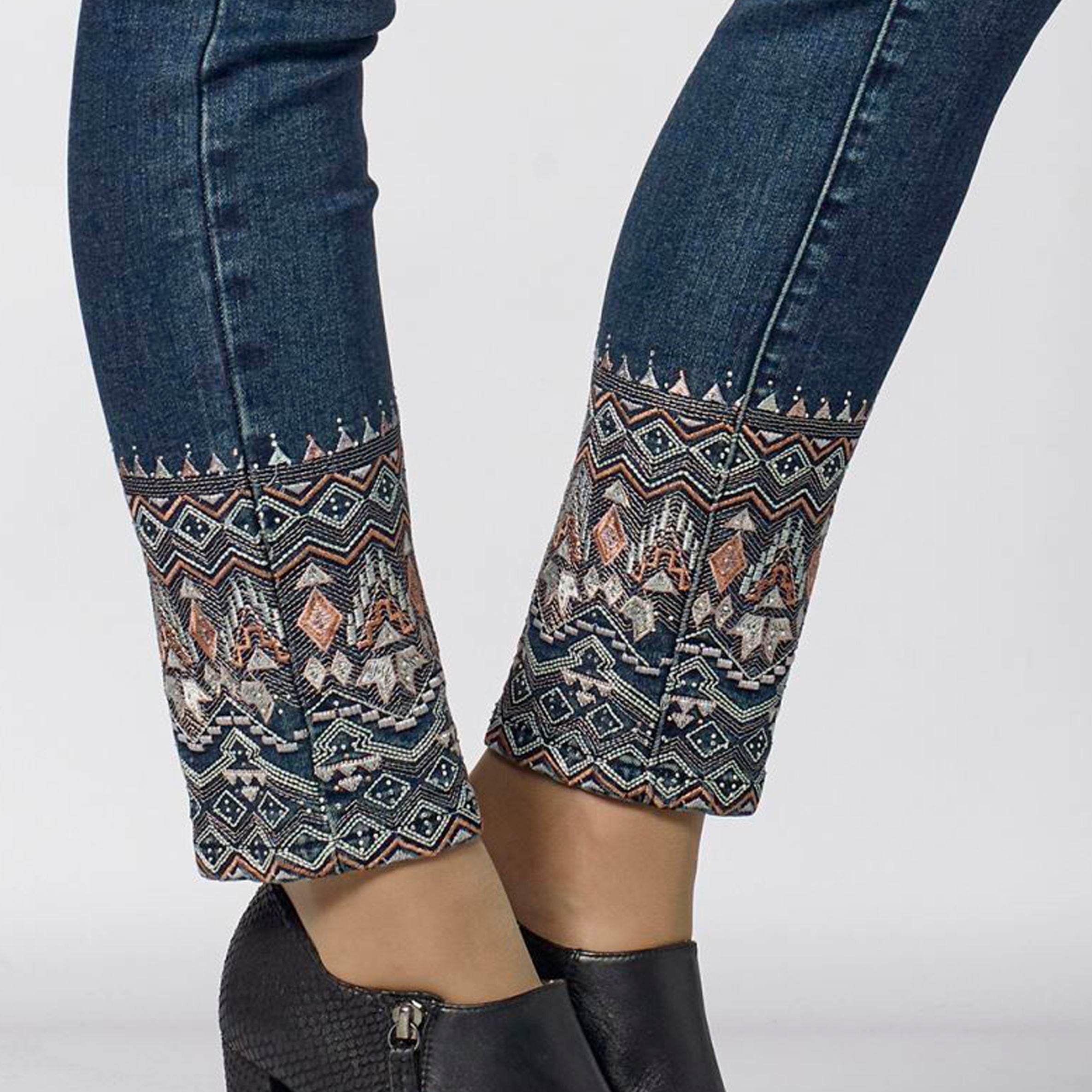Pantalón Vaquero Slim Mujer con Bordado Étnico en el Bajo – Koroshi Azul Oscuro