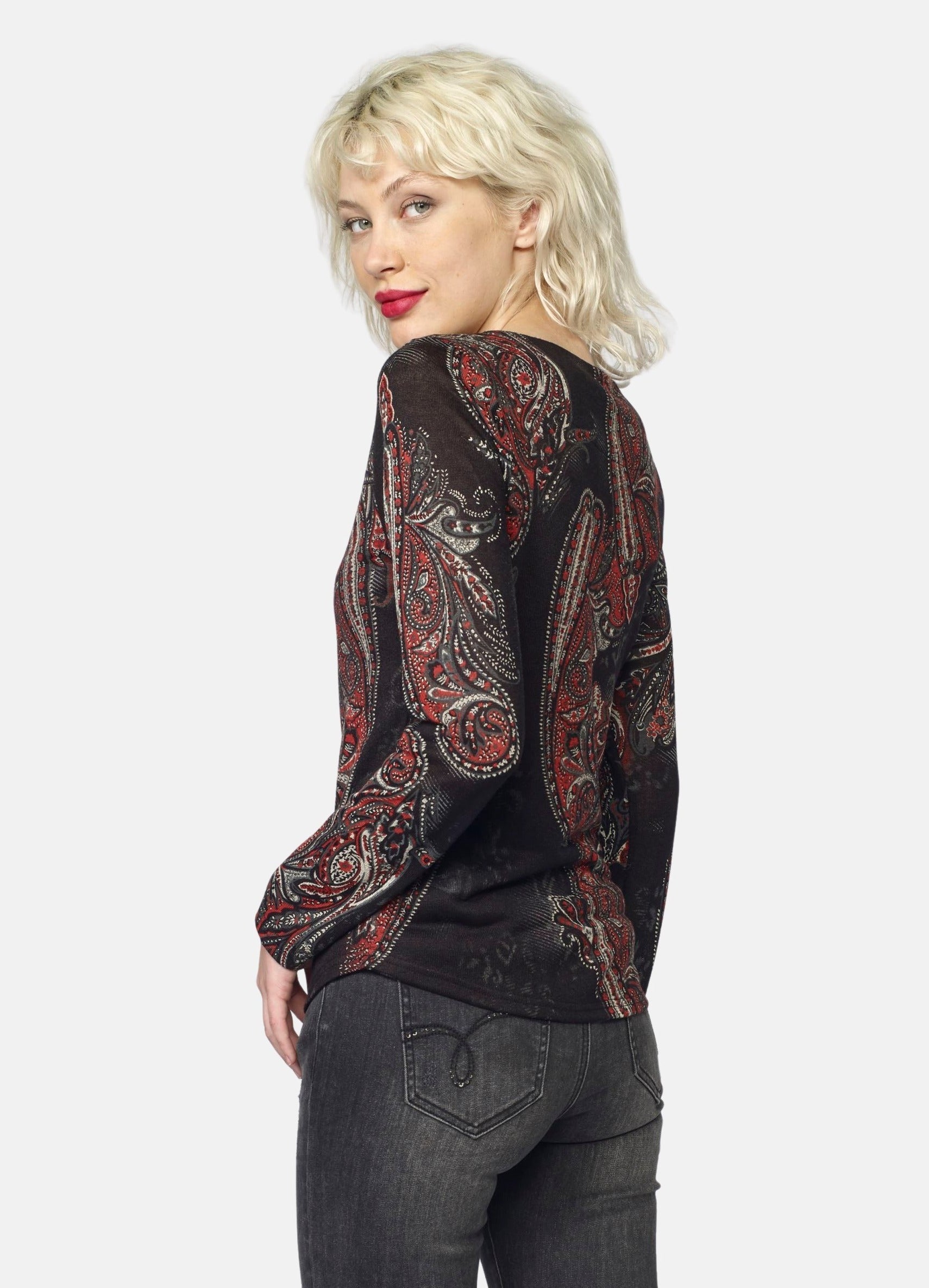 Camiseta Manga Larga Mujer Estampado Cachemir Cuello Pico – Koroshi Rojo