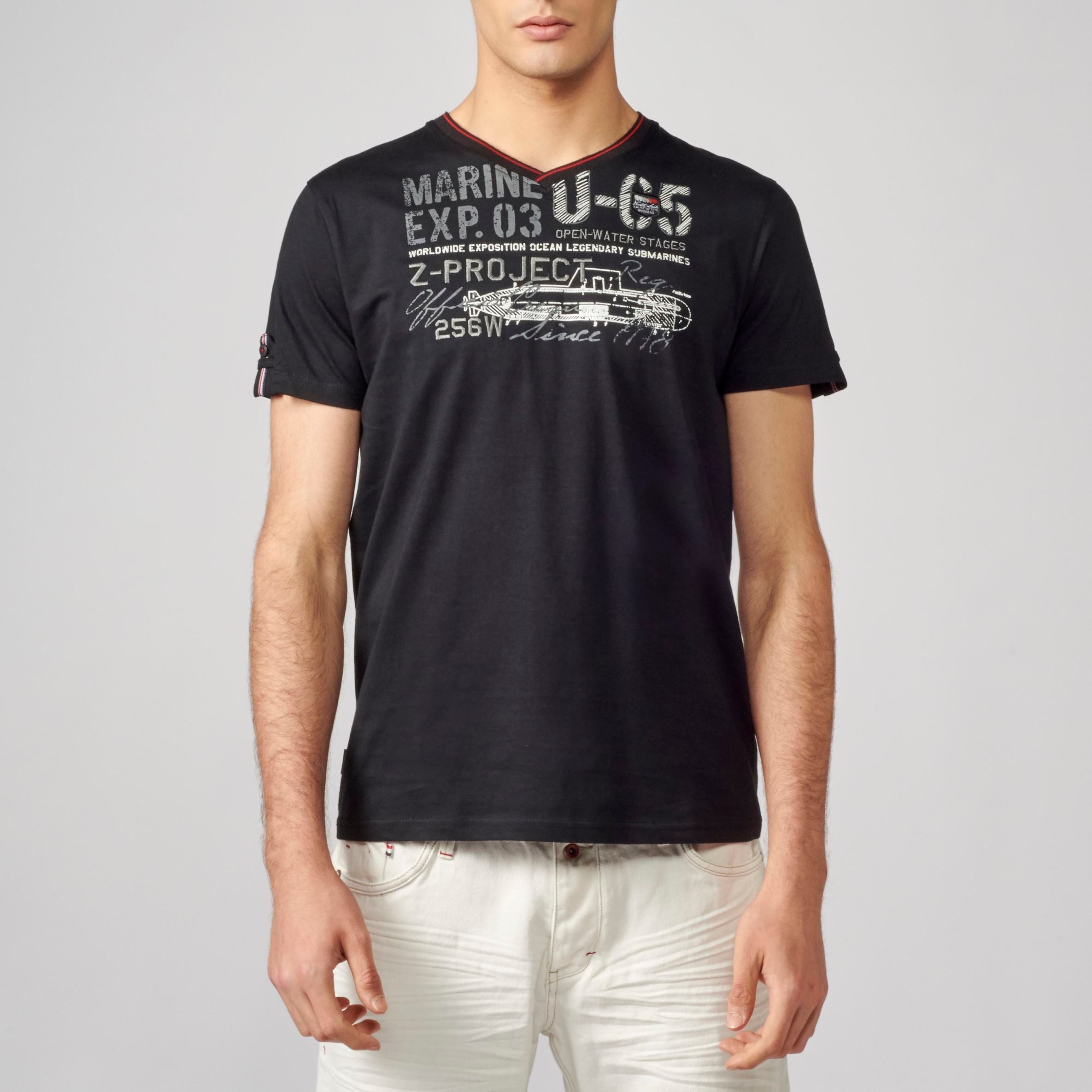 Camiseta Hombre Cuello Pico Estampado en el Pecho – Koroshi 2111MC04