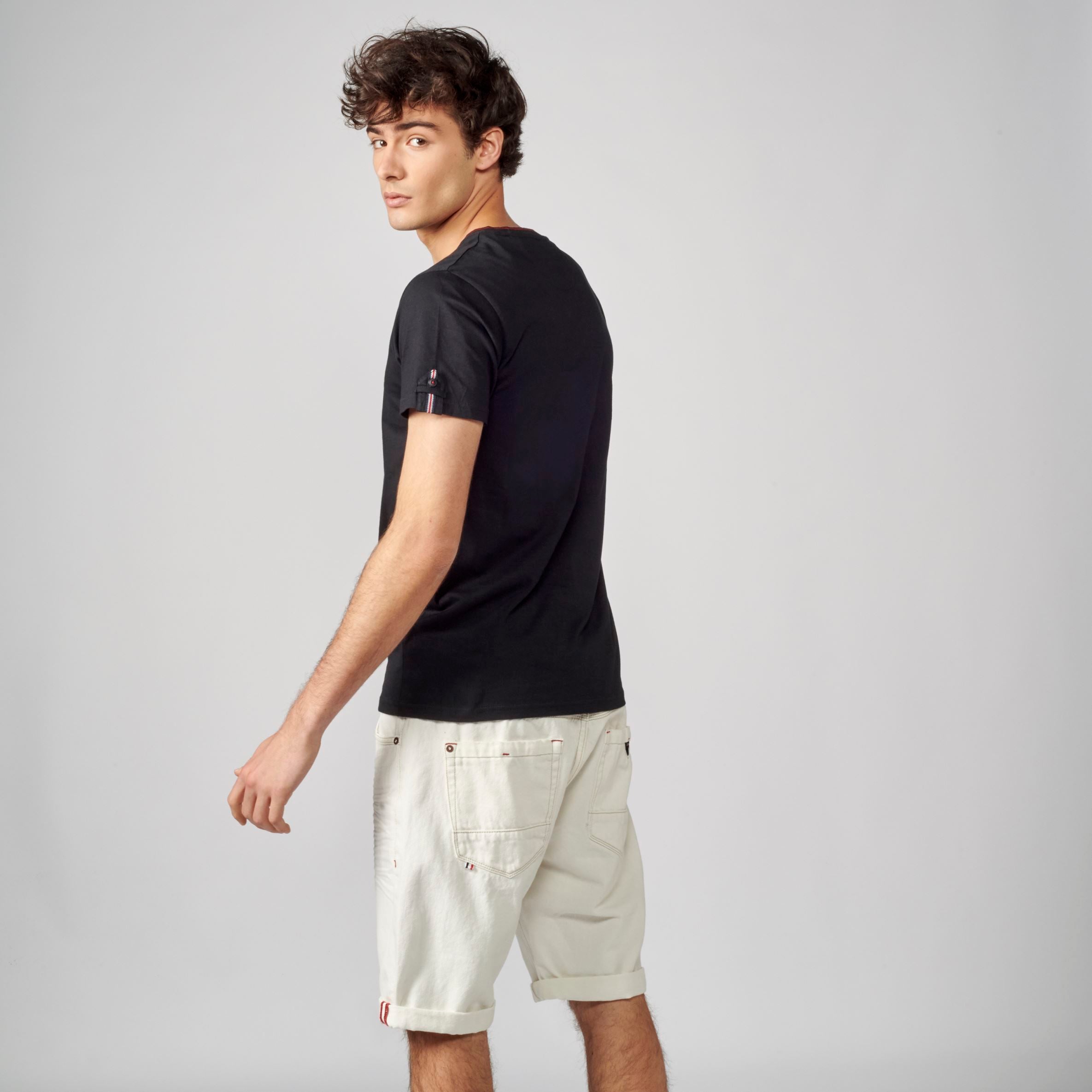 Camiseta Hombre Cuello Pico Estampado en el Pecho – Koroshi 2111MC04