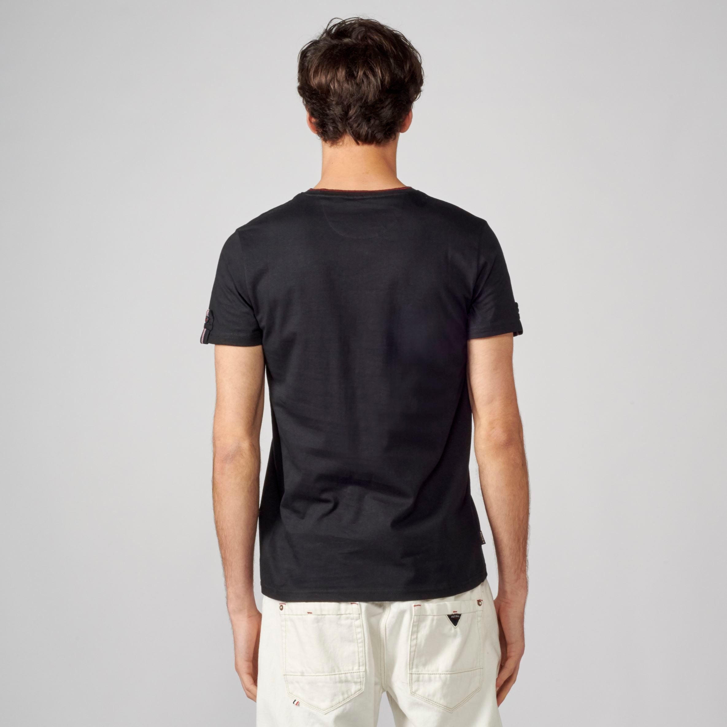 Camiseta Hombre Cuello Pico Estampado en el Pecho – Koroshi 2111MC04