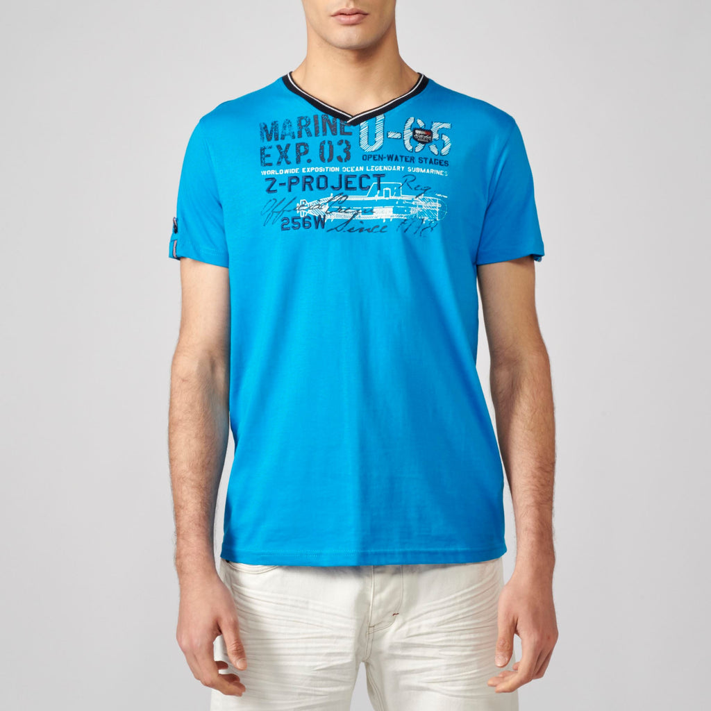 Camiseta Hombre Cuello Pico Estampado en el Pecho – Koroshi 2111MC04