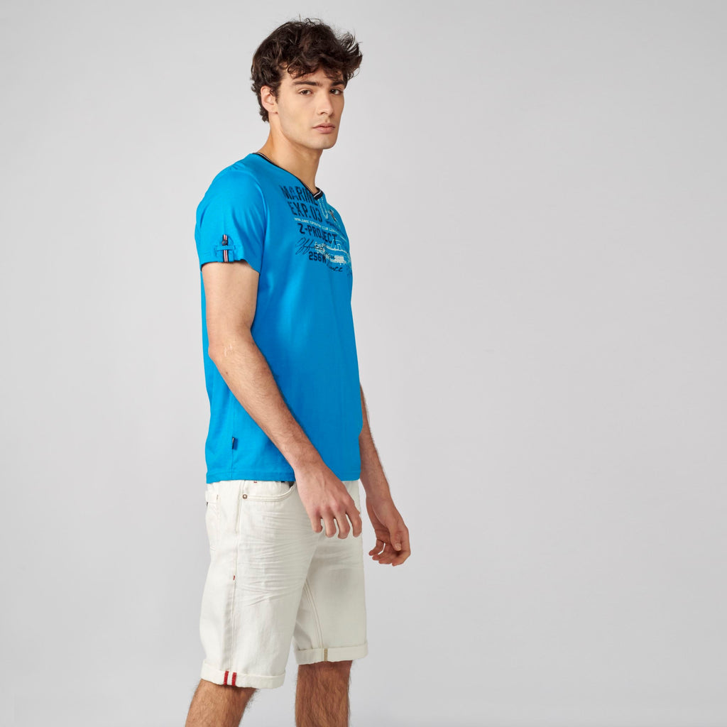 Camiseta Hombre Cuello Pico Estampado en el Pecho – Koroshi 2111MC04