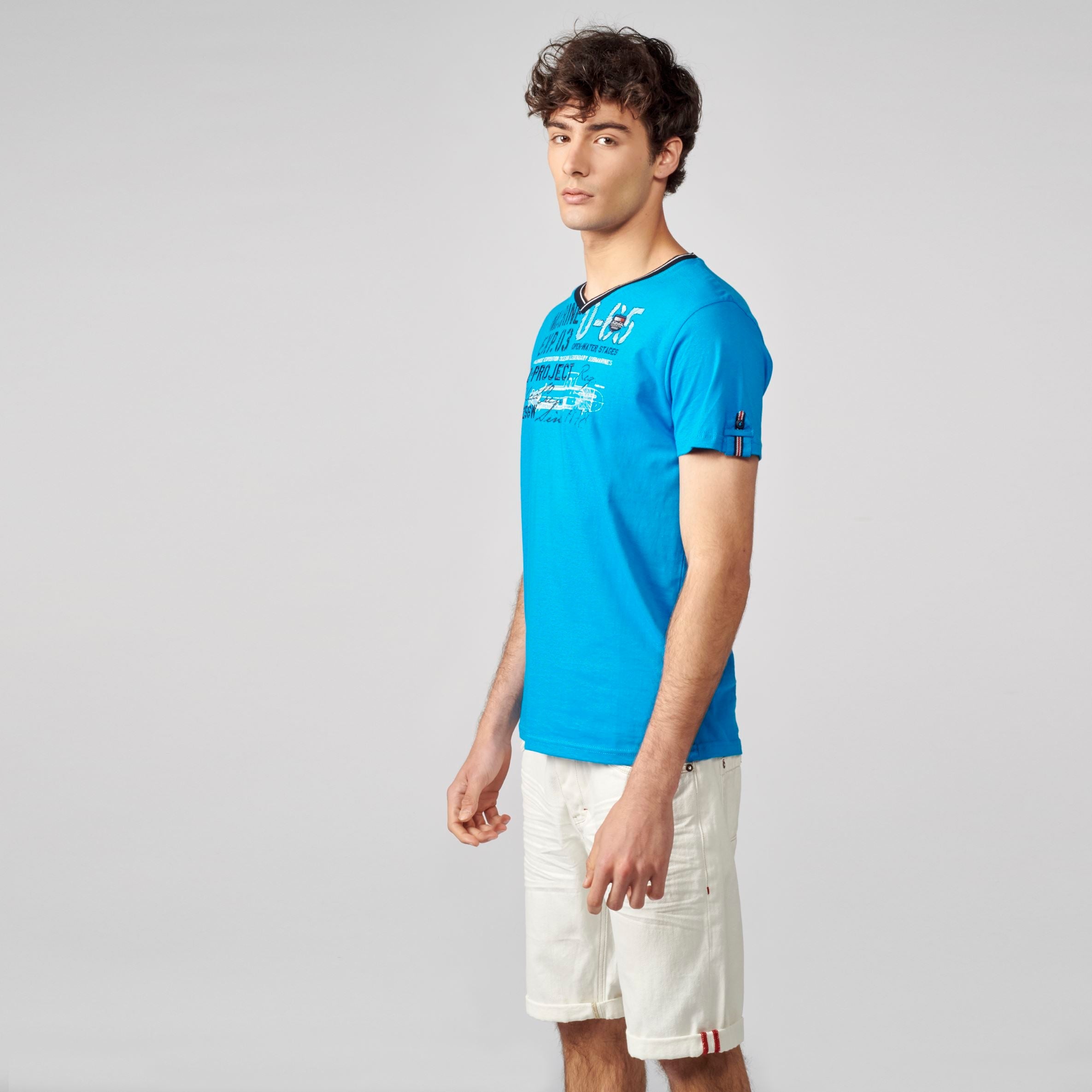 Camiseta Hombre Cuello Pico Estampado en el Pecho – Koroshi 2111MC04
