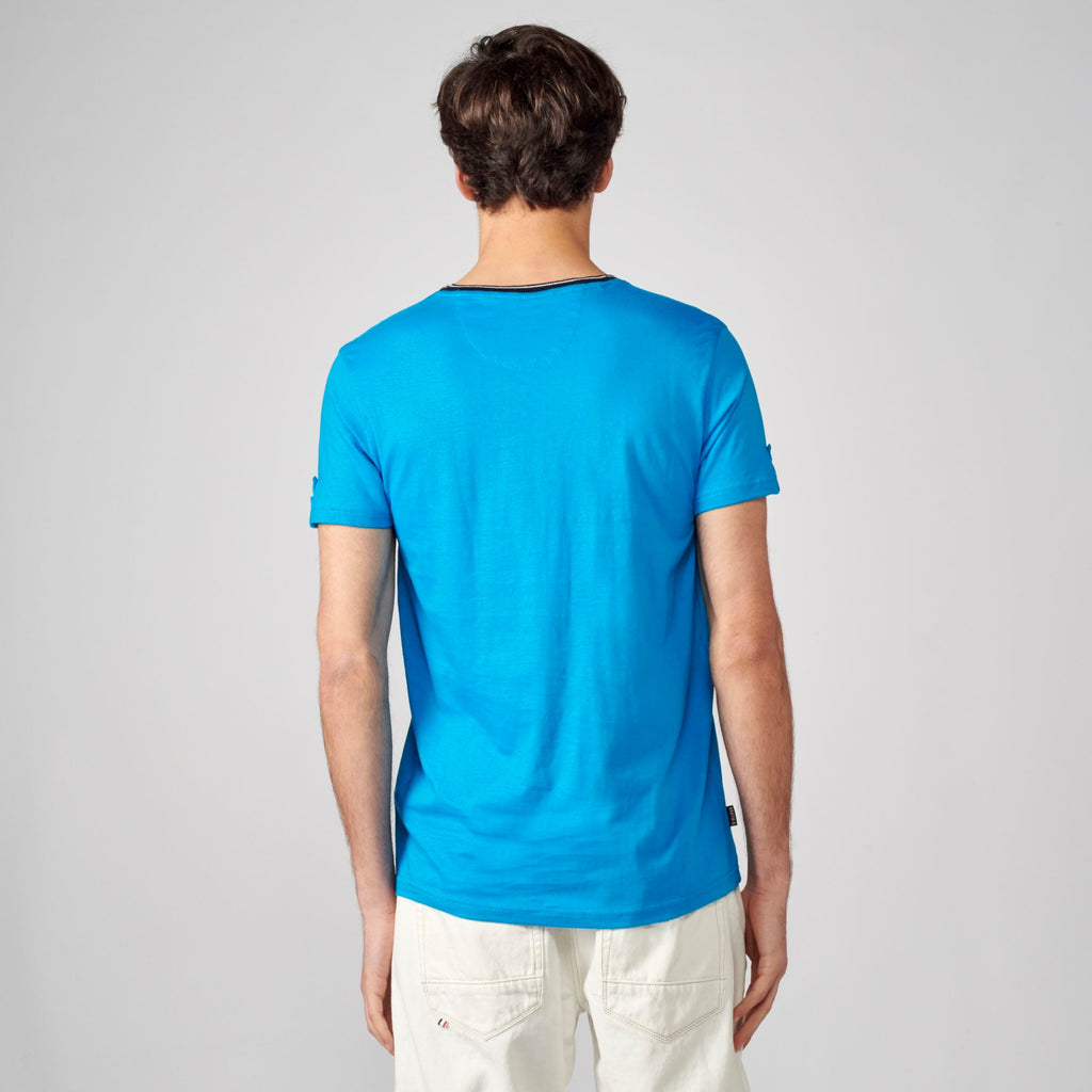 Camiseta Hombre Cuello Pico Estampado en el Pecho – Koroshi 2111MC04