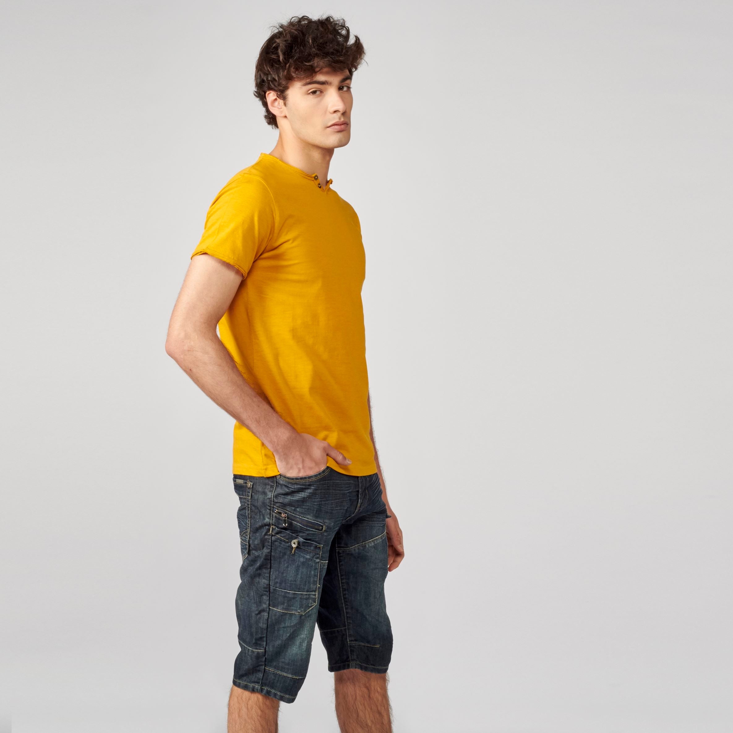 Camiseta Manga Corta Hombre Cuello con Abertura – Koroshi 2111MC62