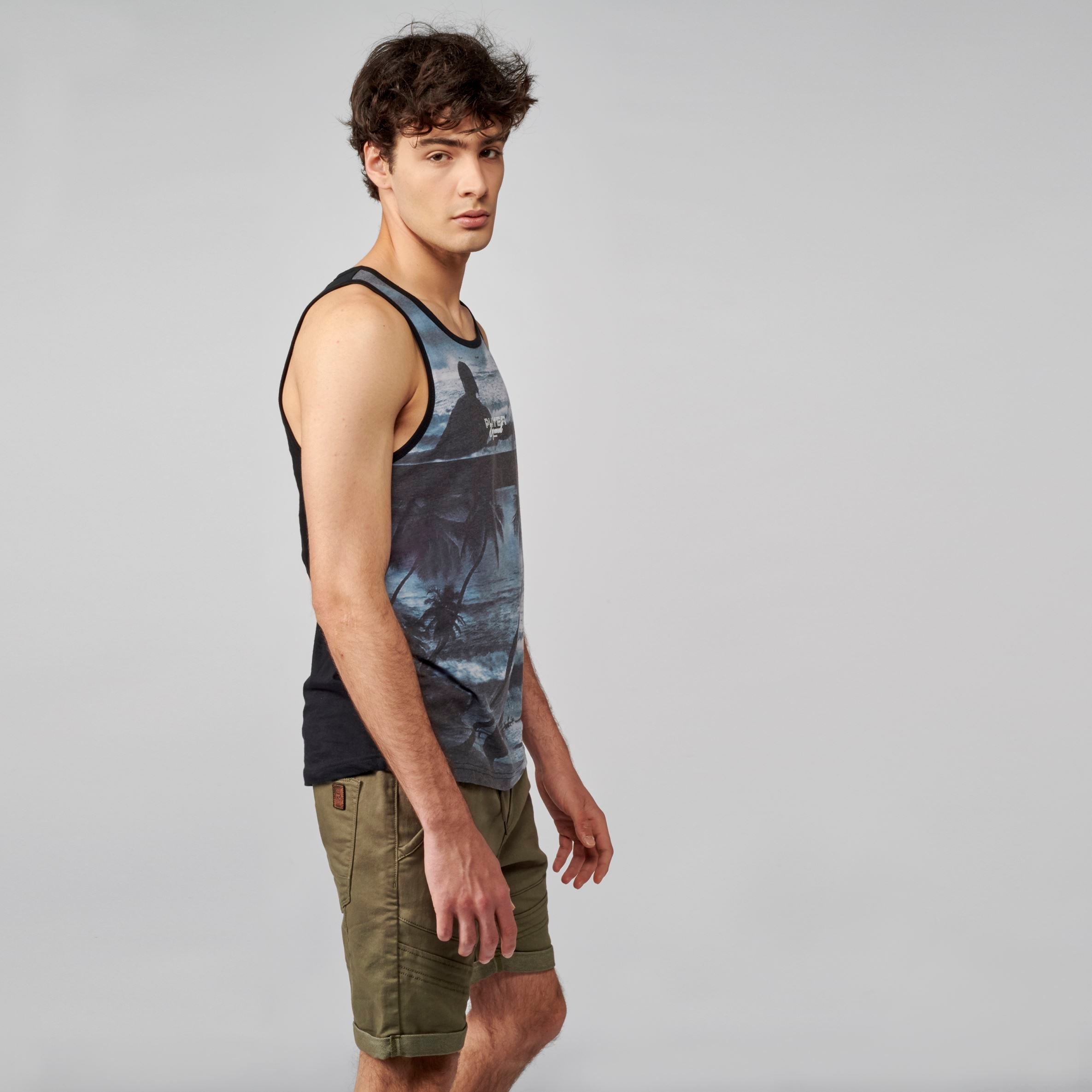 Camiseta sin Mangas Hombre Estampado Tropical – Koroshi Negro