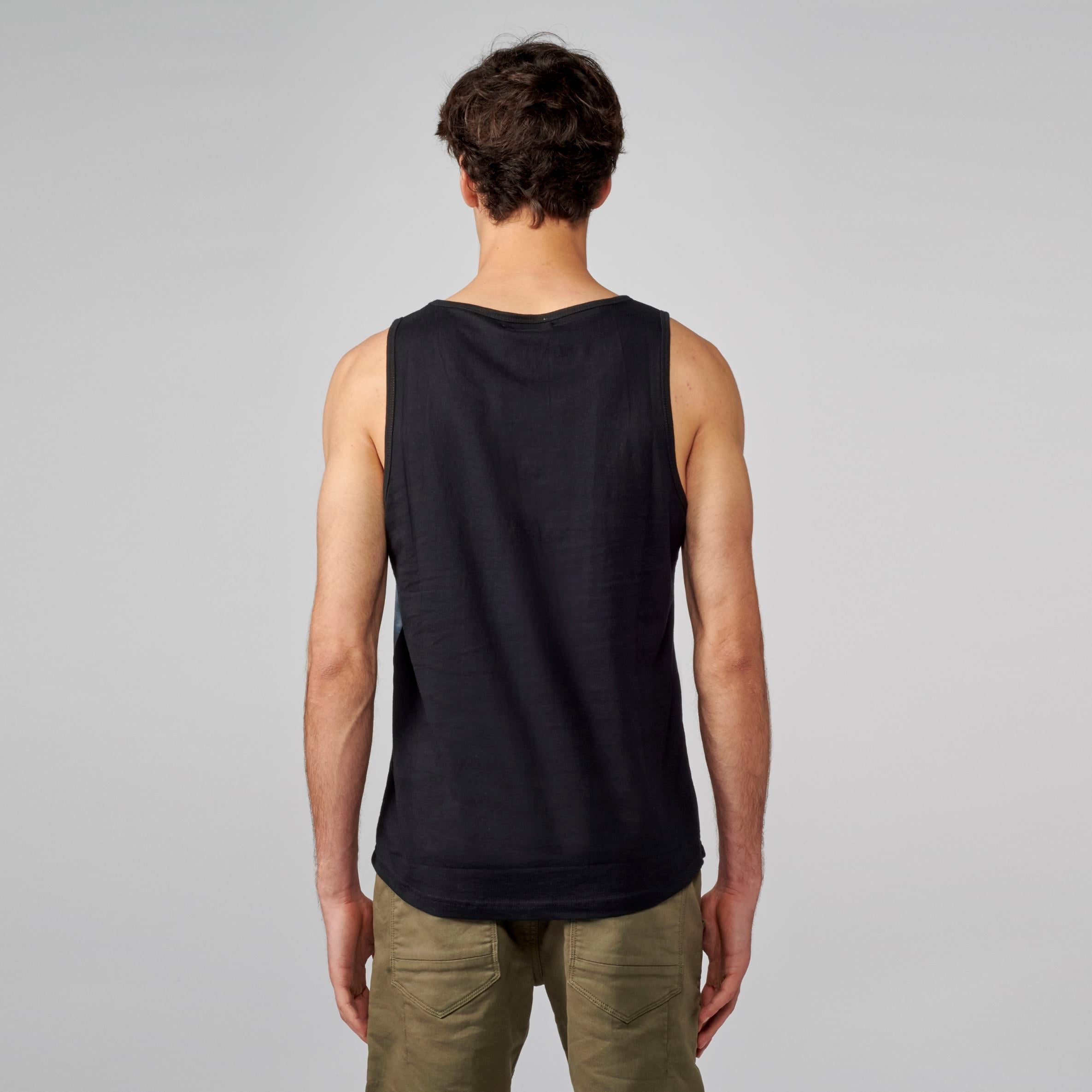 Camiseta sin Mangas Hombre Estampado Tropical – Koroshi Negro