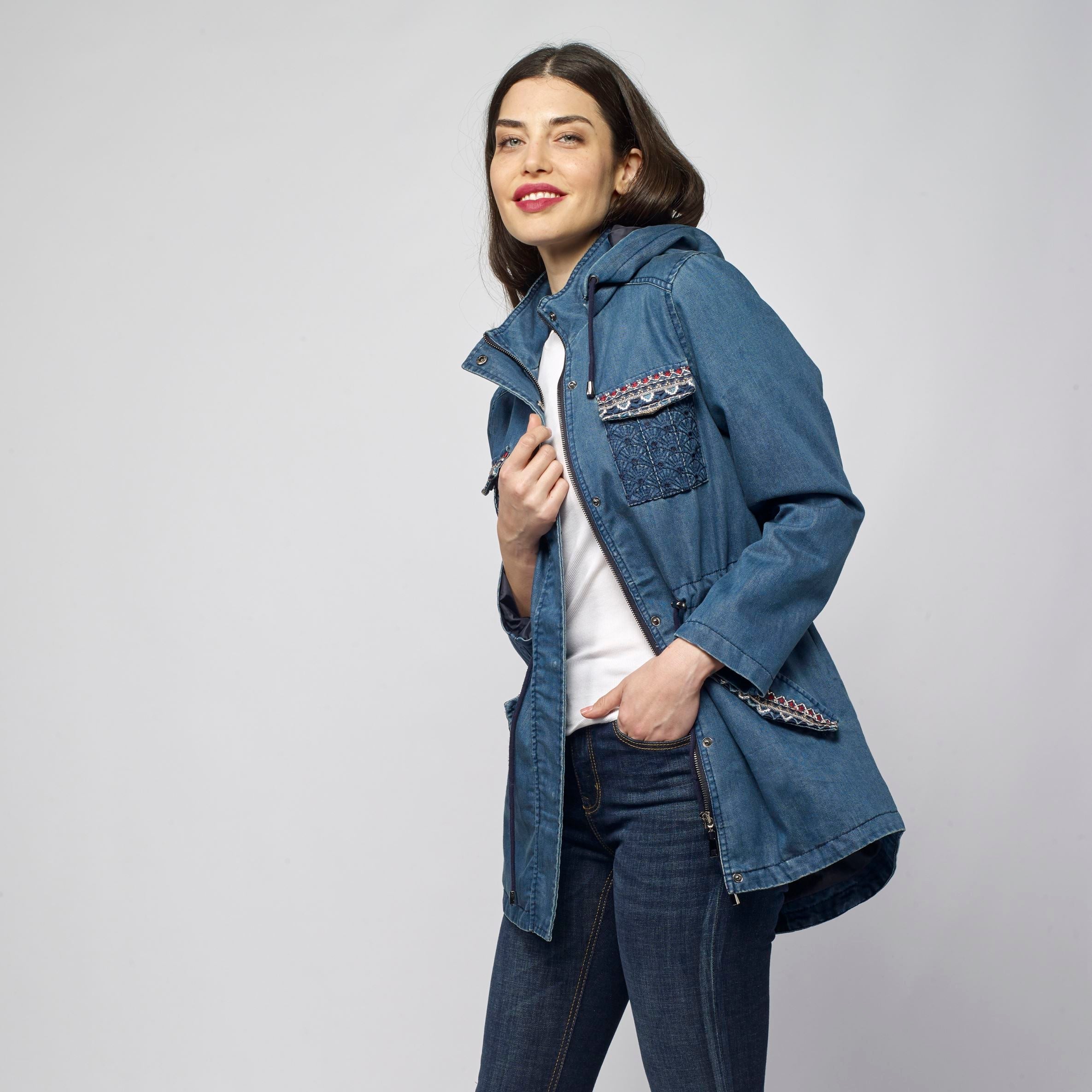 Parka Larga Denim Mujer Capucha y Bordado Étnico – Koroshi Azul