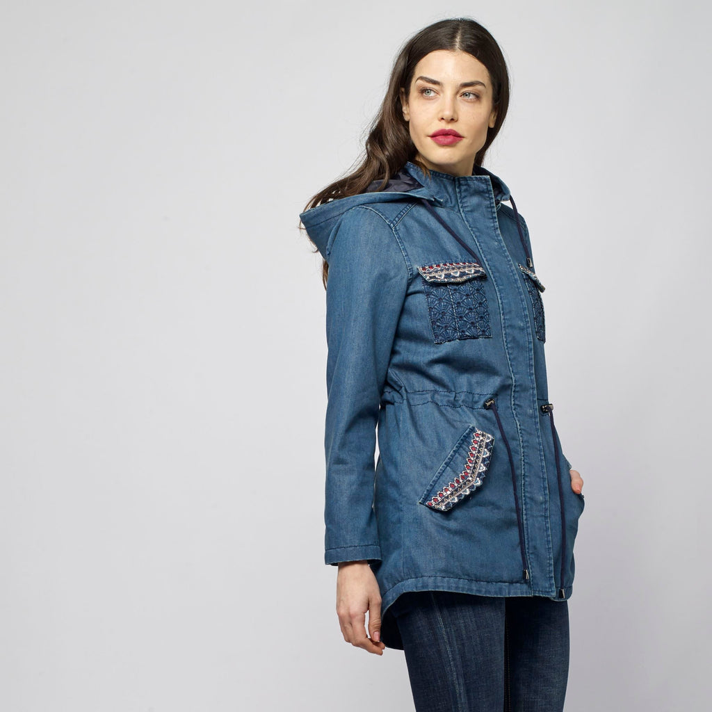 Parka Larga Denim Mujer Capucha y Bordado Étnico – Koroshi Azul