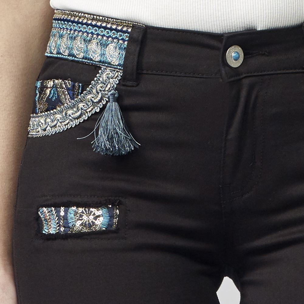 Pantalón Corto Mujer con Rasgados y Apliques Bordados – Koroshi 2112PS58