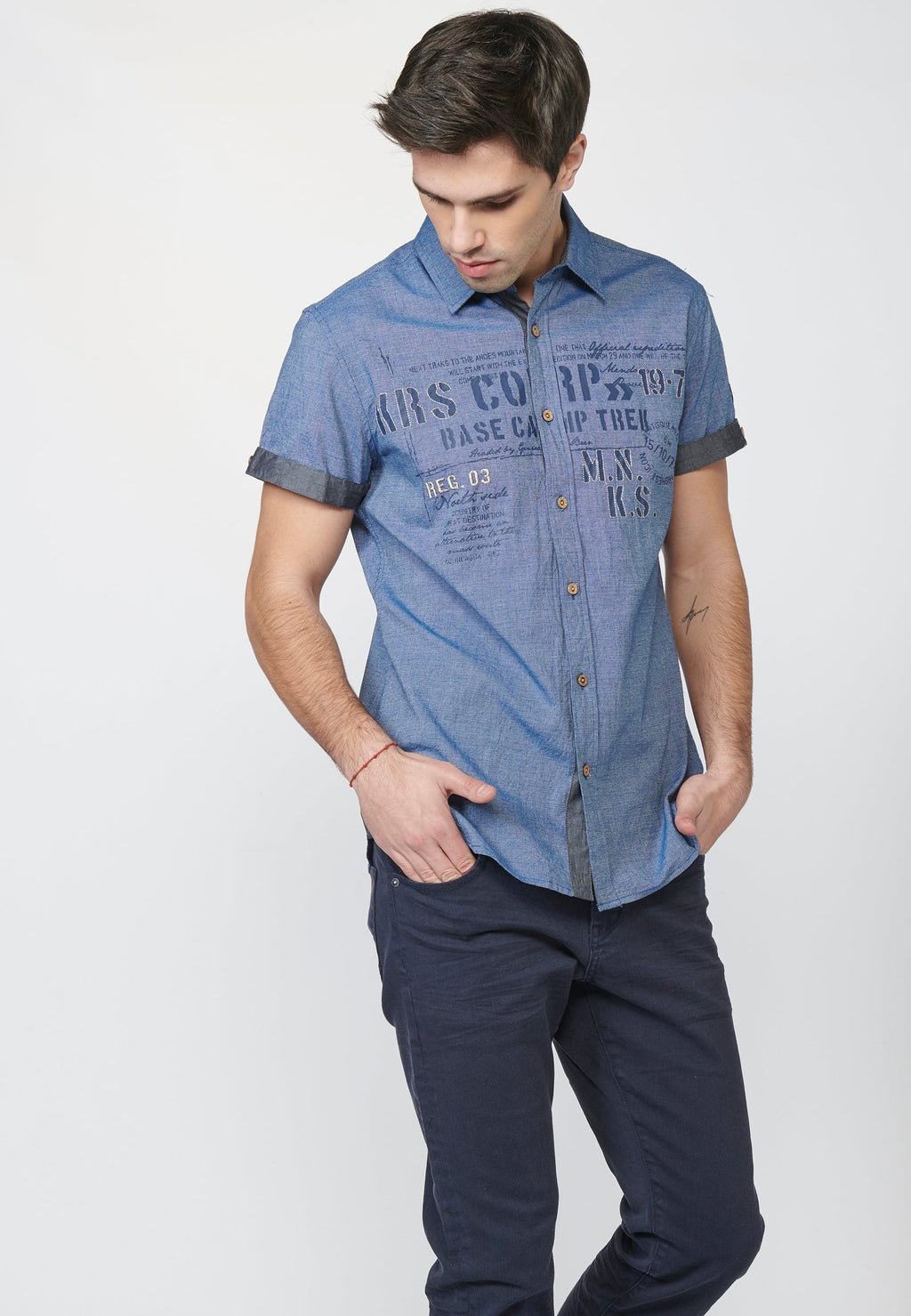 Camisa Hombre Manga Corta Fil a Fil Estampado Texto – Koroshi 2211CC06