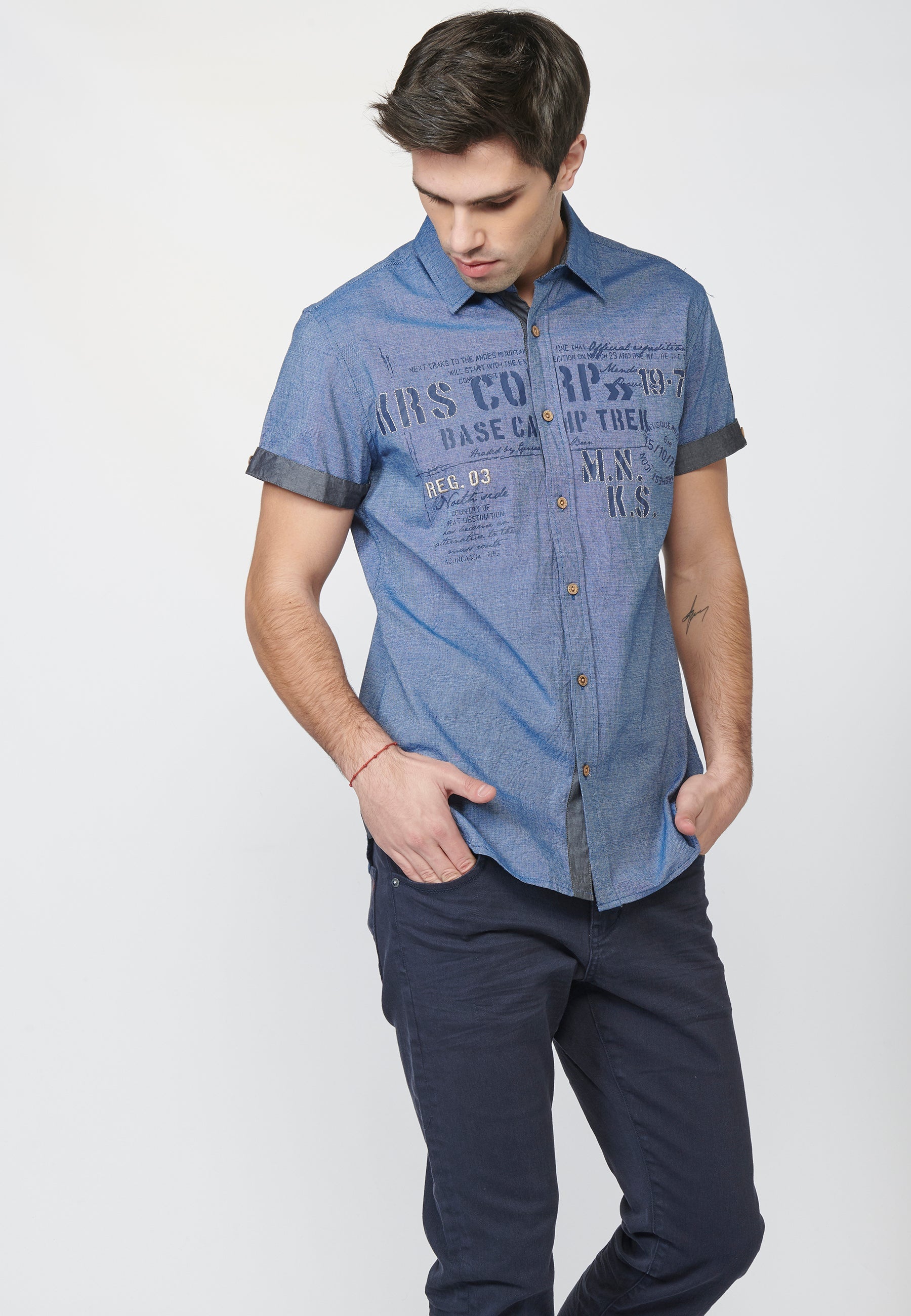 Camisa Hombre Manga Corta Fil a Fil Estampado Texto – Koroshi 2211CC06