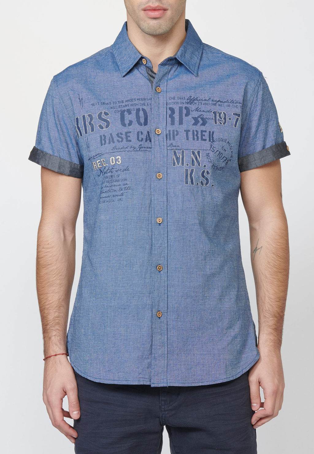 Camisa Hombre Manga Corta Fil a Fil Estampado Texto – Koroshi 2211CC06