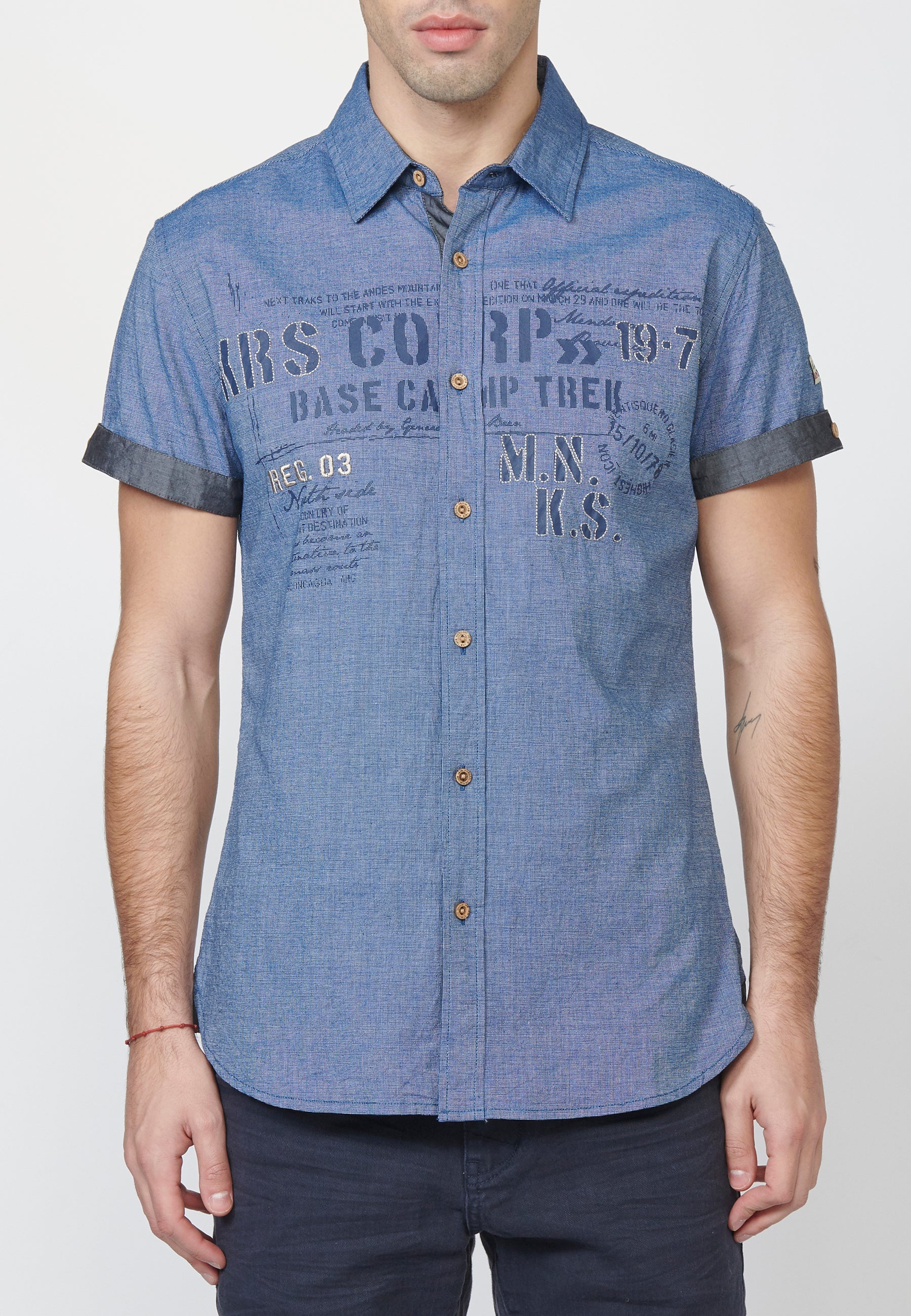 Camisa Hombre Manga Corta Fil a Fil Estampado Texto – Koroshi 2211CC06