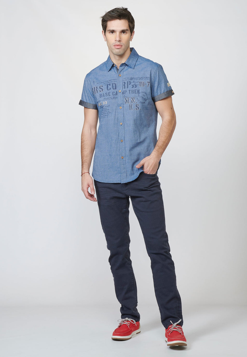 Camisa Hombre Manga Corta Fil a Fil Estampado Texto – Koroshi 2211CC06