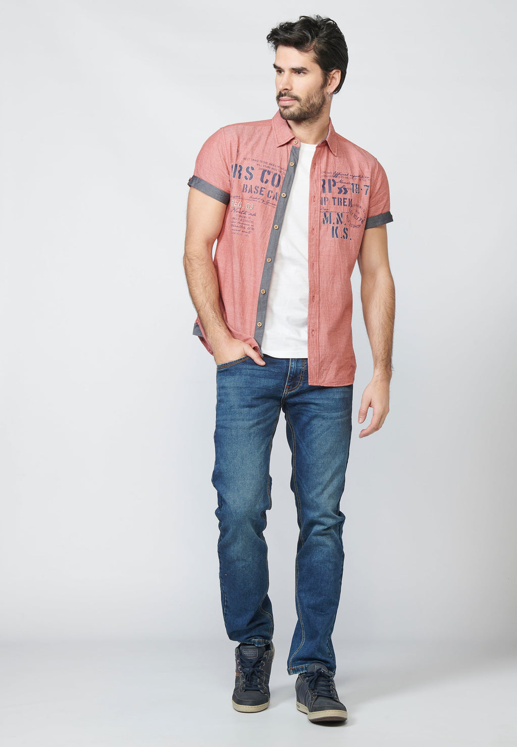Camisa Hombre Manga Corta Fil a Fil Estampado Texto – Koroshi 2211CC06